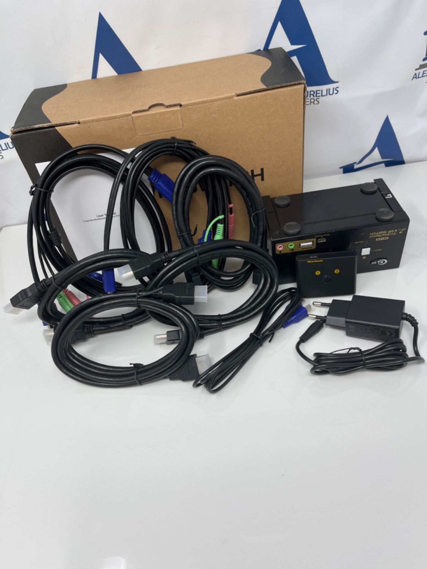 RRP £213.00 2 Port Triple Monitor HDMI KVM Switch with Audio, Microphone, USB 2.0 Hub and Cables S - Image 2 of 3