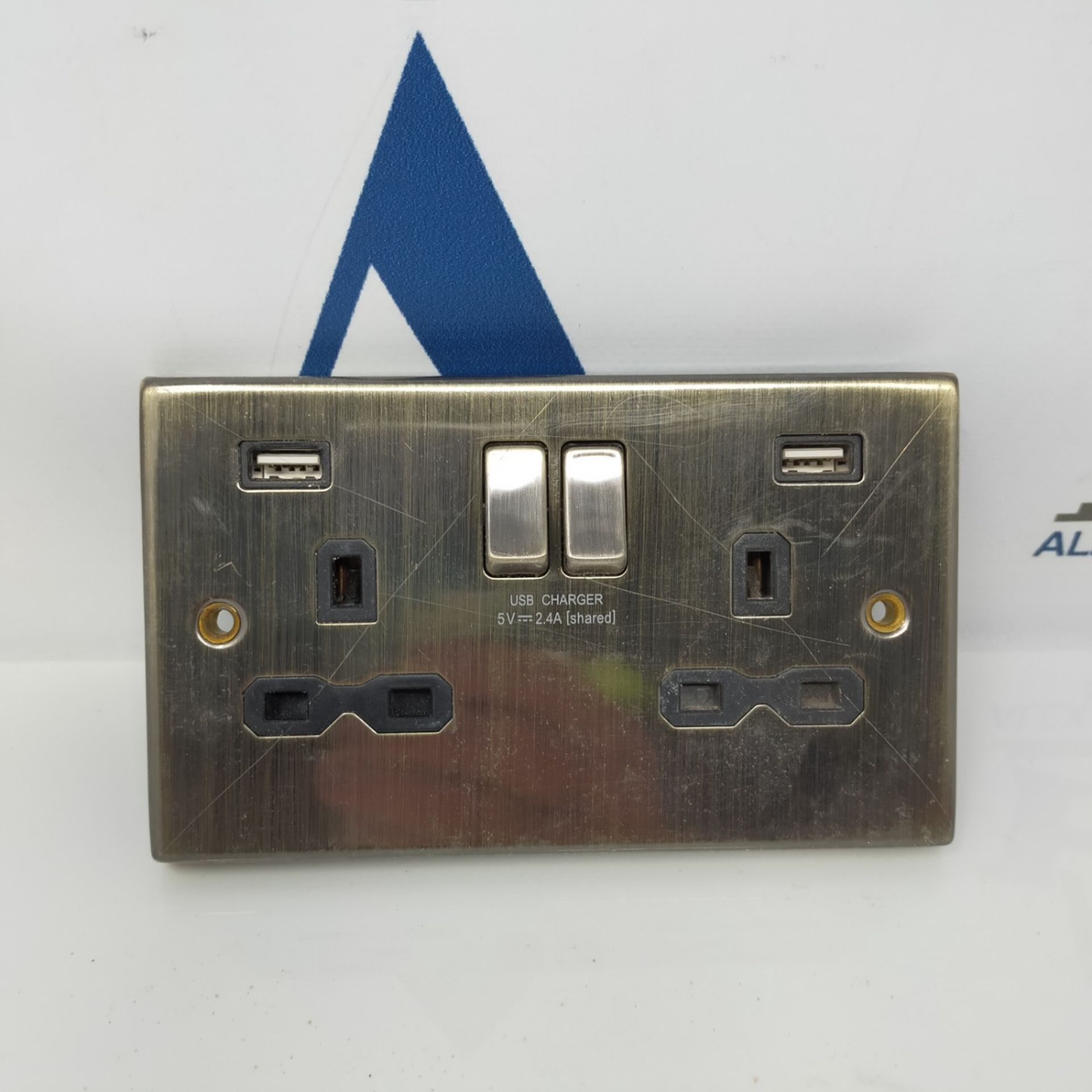 Knightsbridge CS9224 CS9224AB 13A 2G Switched Socket with Dual USB Charger A + A (2.4A - Image 2 of 3