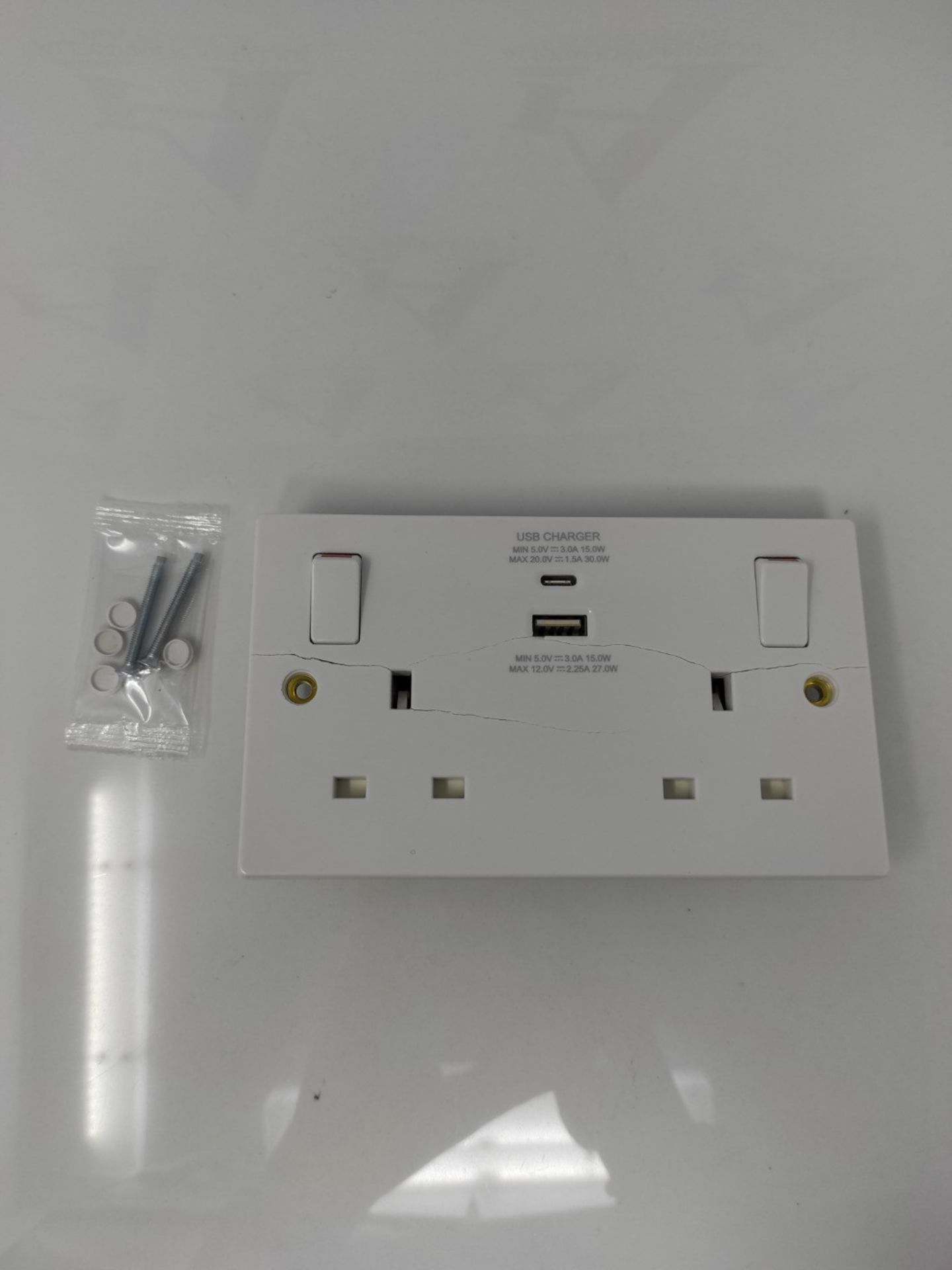[CRACKED] BG Electrical White Square Switched 13A Double Socket with Type A & Type C U - Image 2 of 2