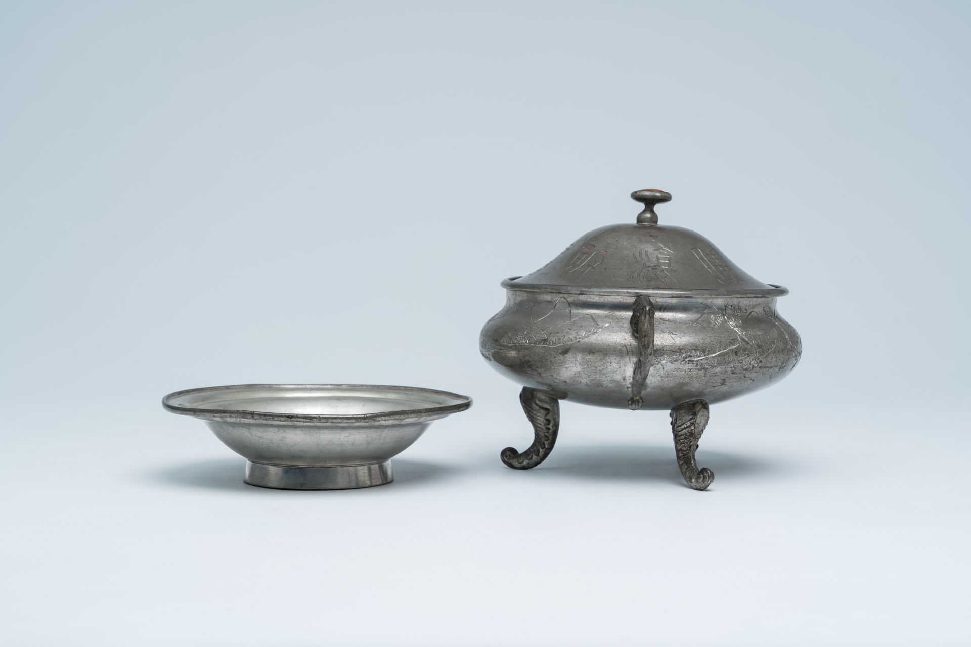 A Chinese engraved pewter tureen and cover, 20th C. - Image 4 of 8