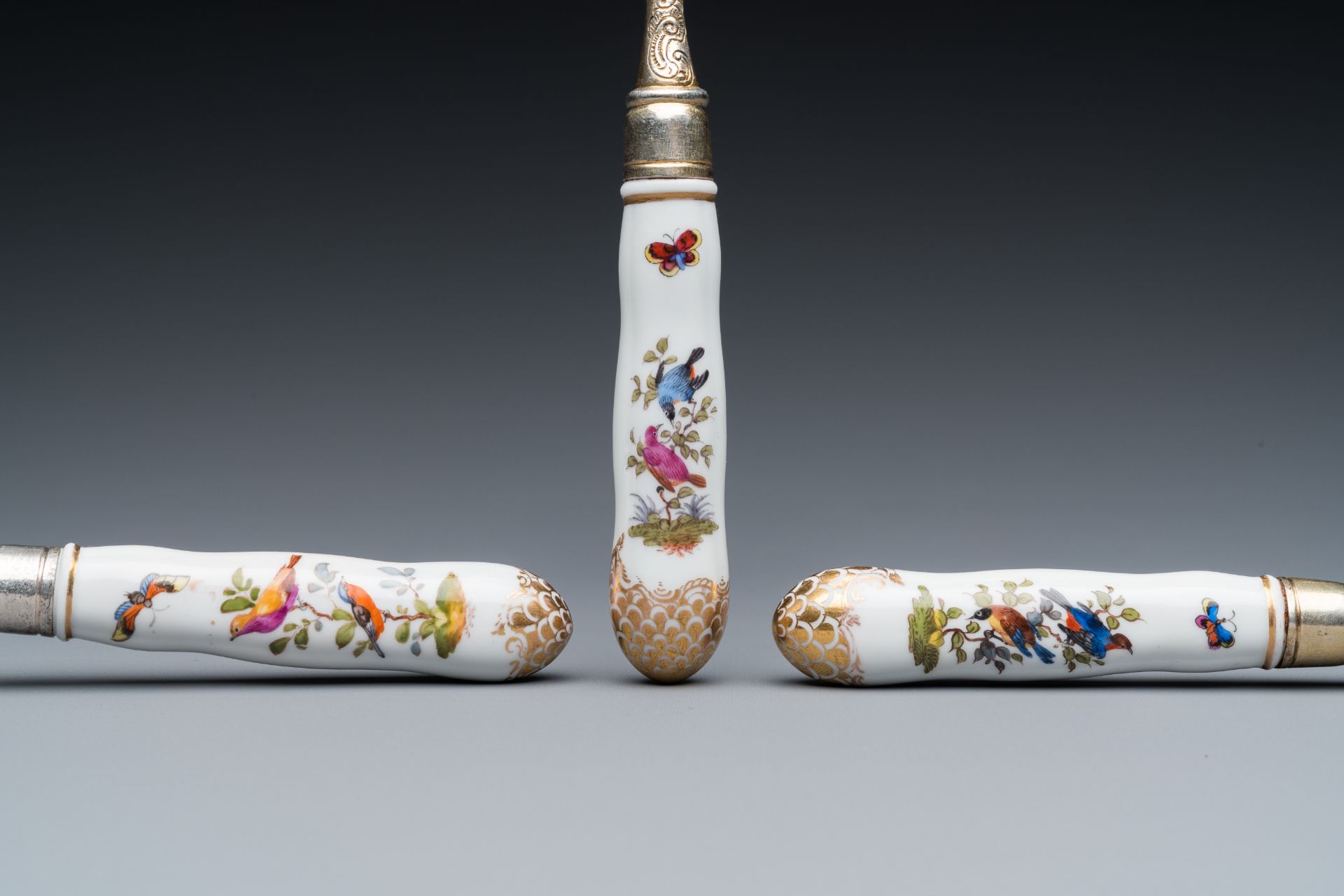 Three polychrome and gilt Meissen porcelain fork, knife and spoon handles with birds and butterflies - Bild 5 aus 7