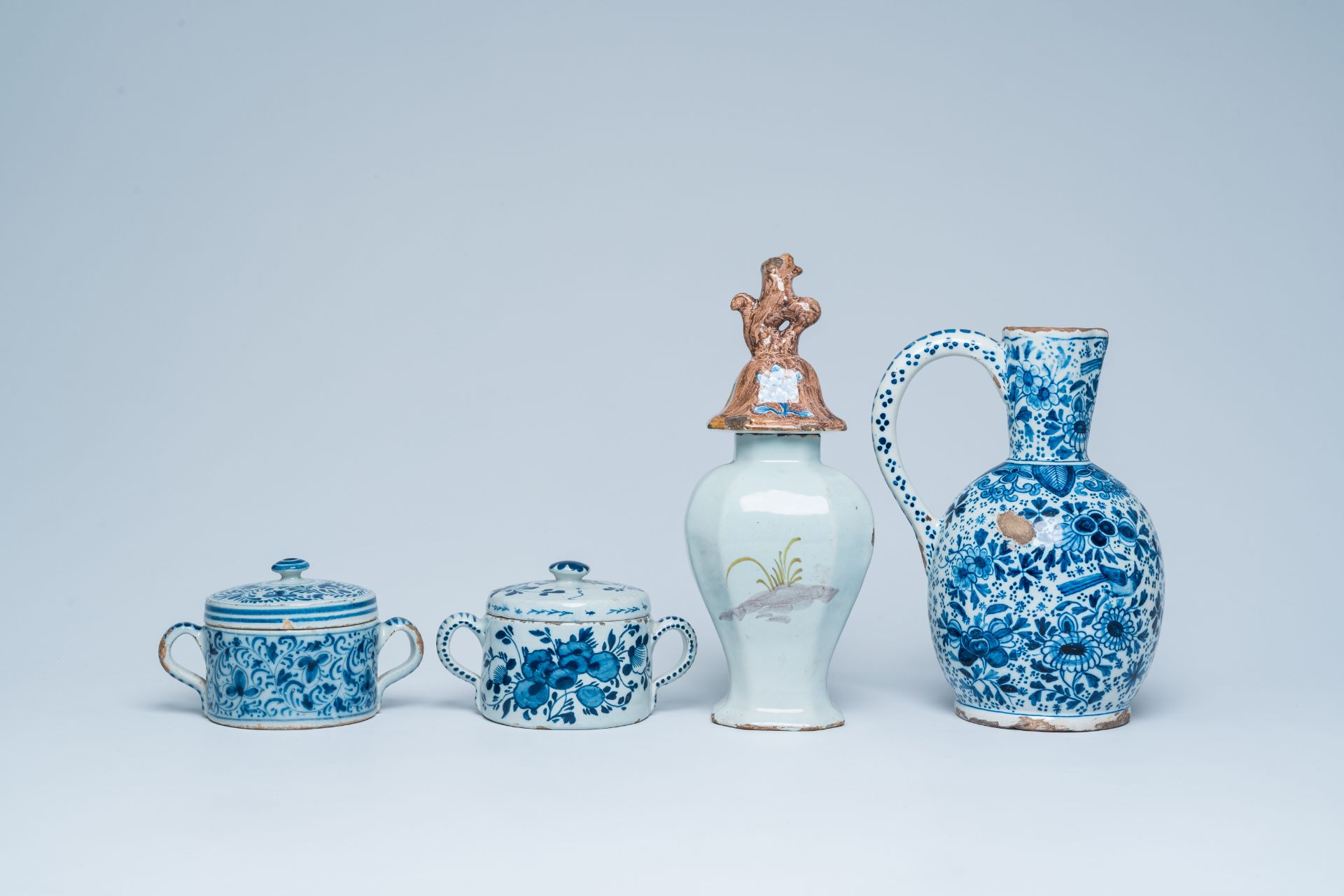 A polychrome Dutch Delft vase and cover, two blue and white sugar jars and a jug, 18th/19th C. - Bild 4 aus 7