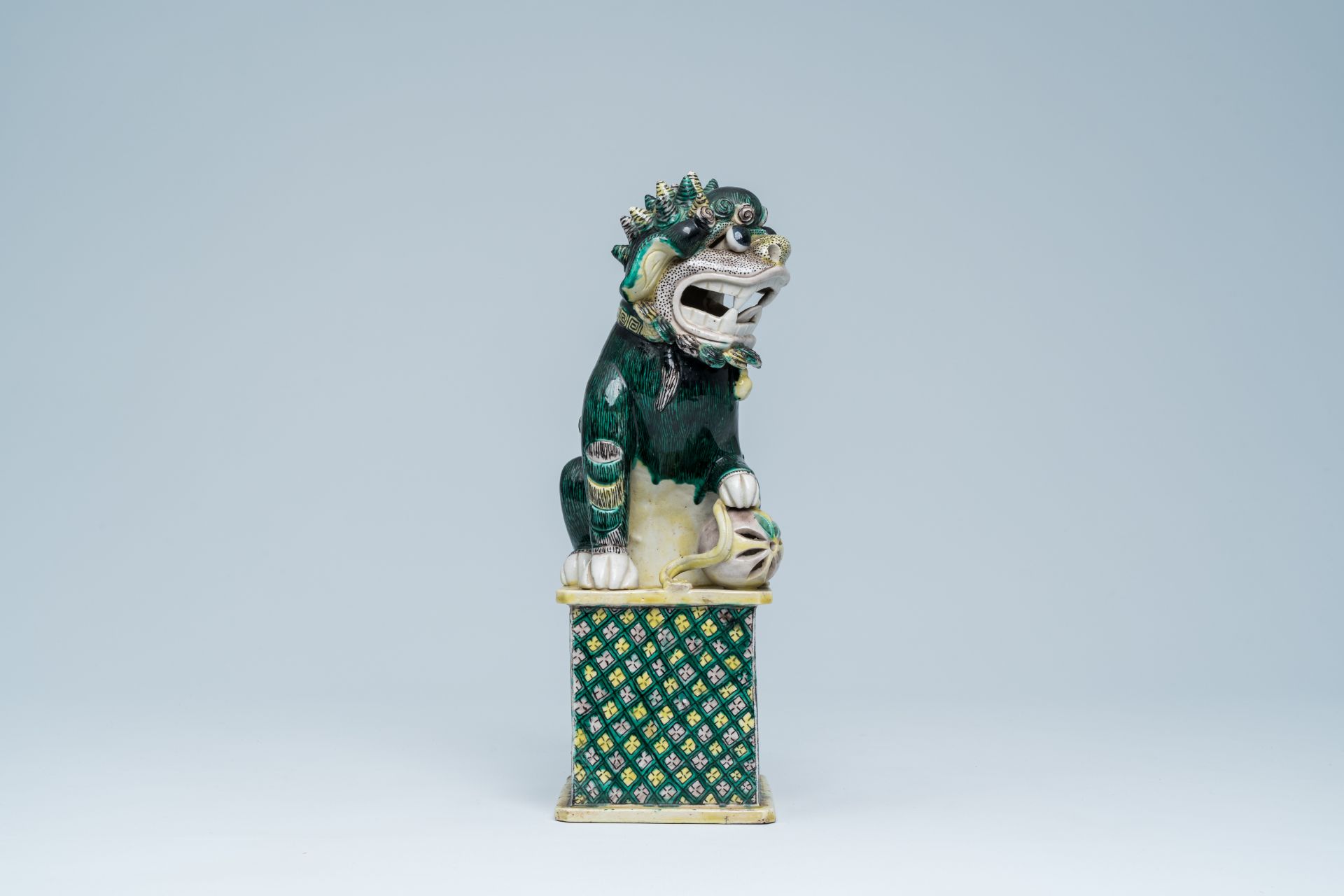 A Chinese verte biscuit model of a Buddhist lion, 19th C. - Bild 5 aus 15
