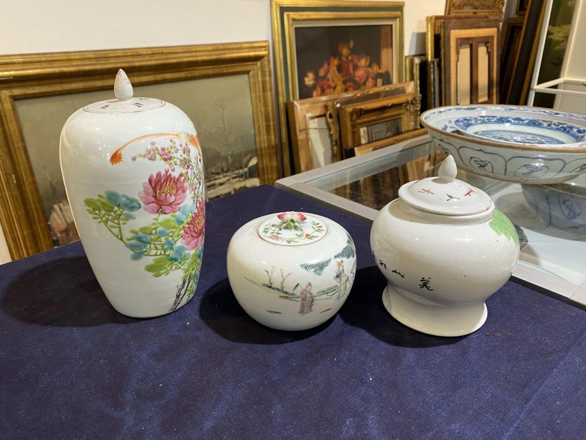Four Chinese qianjiang cai and famille rose vases and jars and covers, 19th/20th C. - Bild 23 aus 29