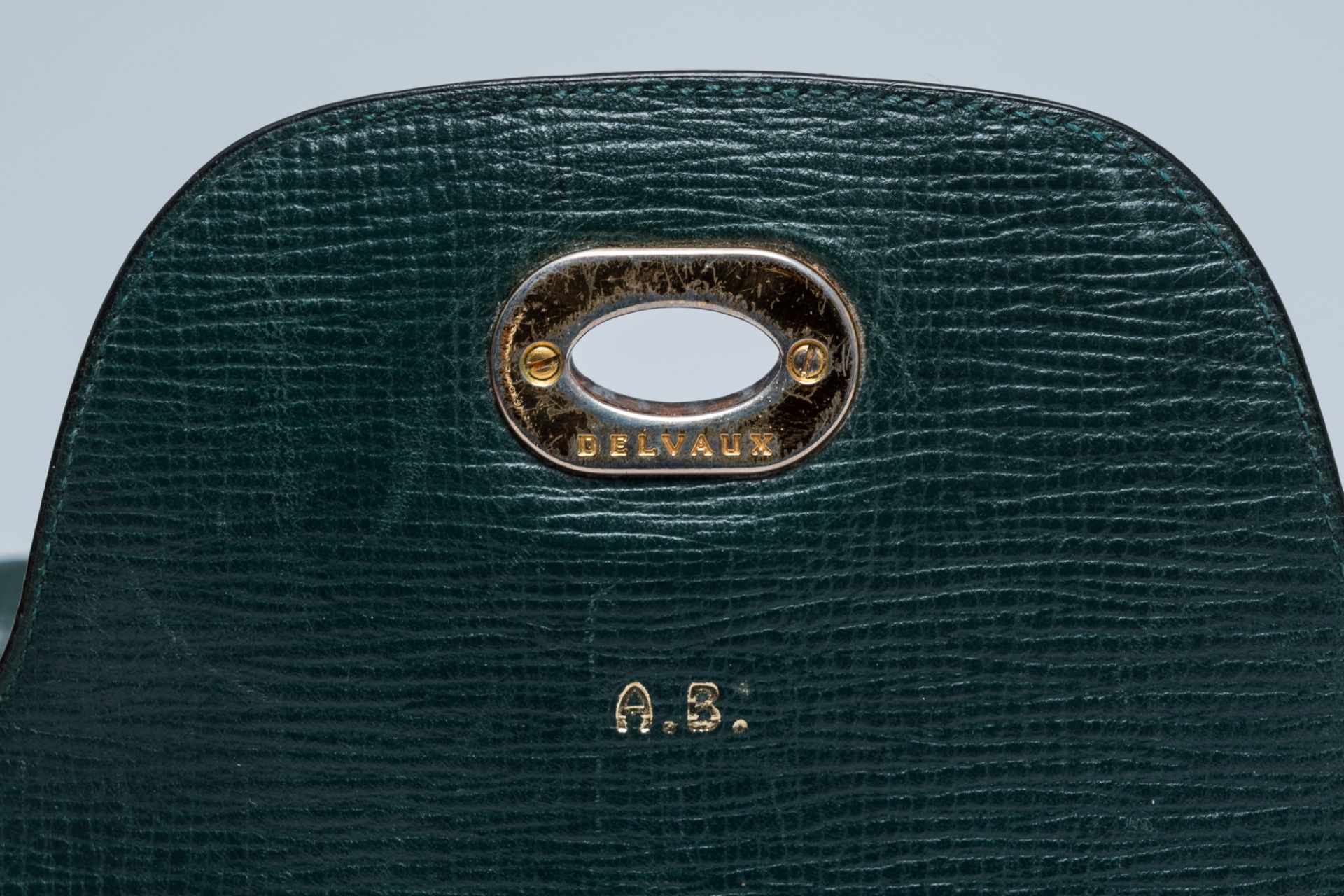 A Belgian green leather Delvaux shoulder bag with wood details, 20th C. - Image 10 of 12