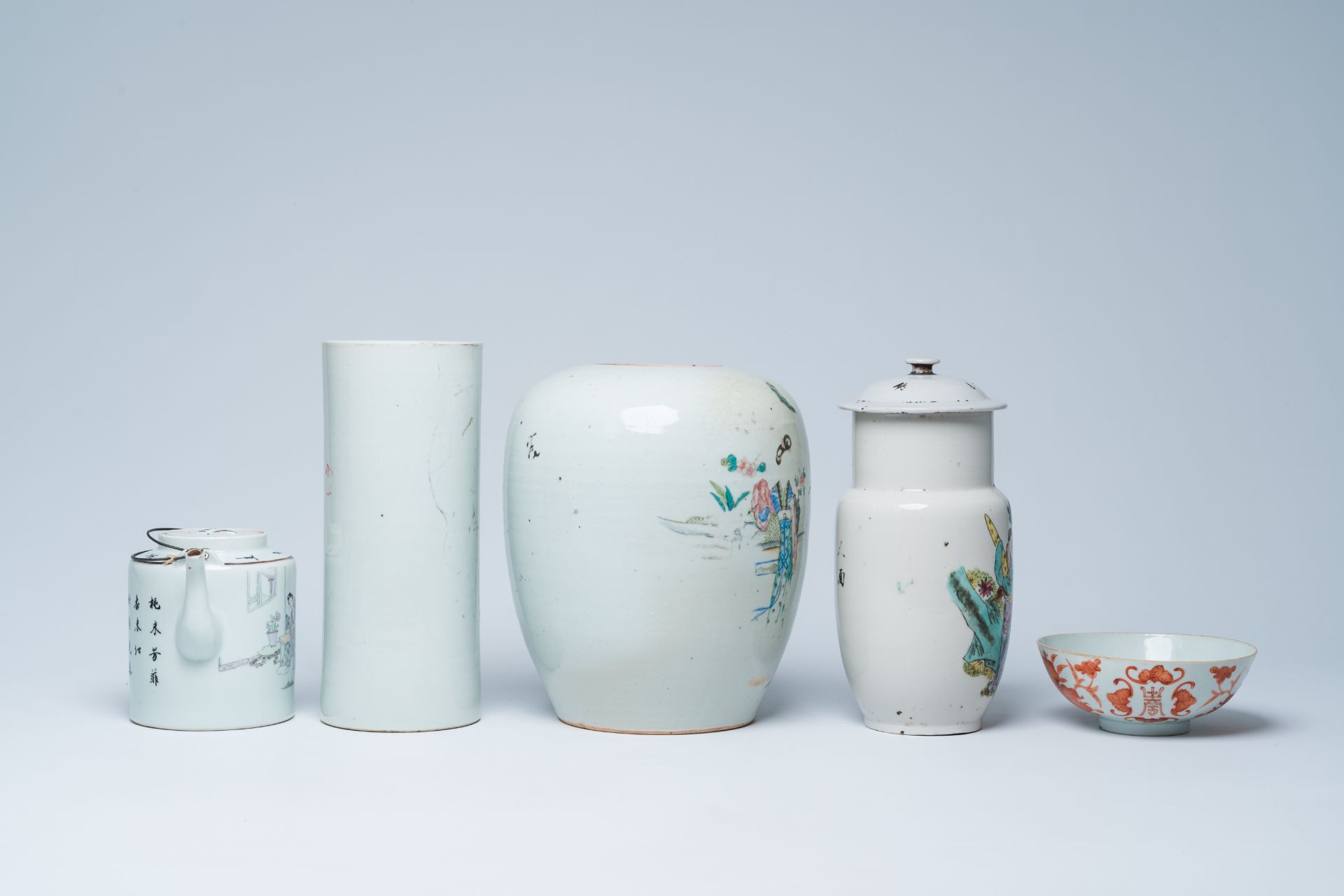 A varied collection of Chinese famille rose and qianjiang cai porcelain, 19th/20th C. - Image 4 of 35