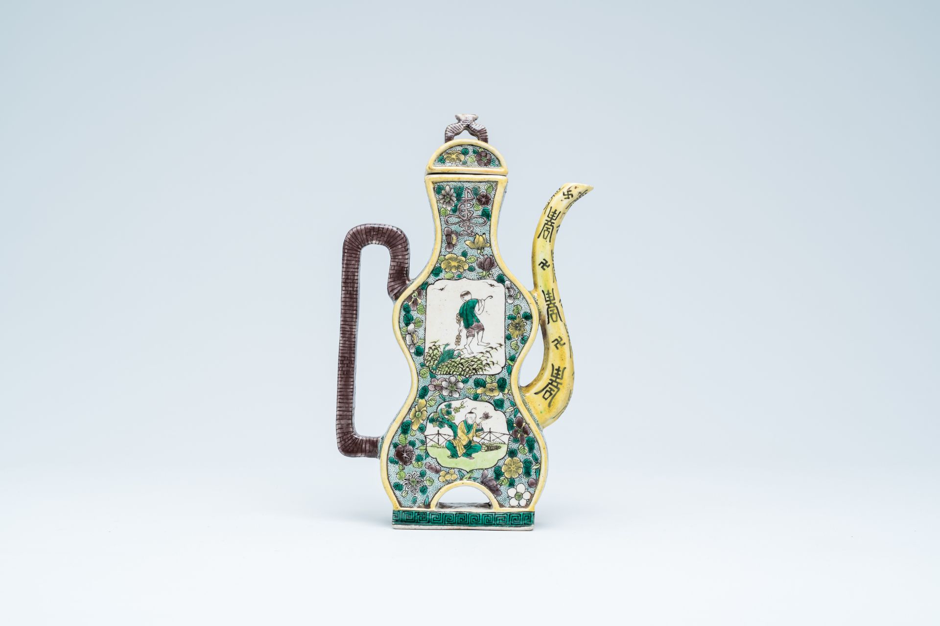 A Chinese verte biscuit ewer and cover, 19th C. - Bild 4 aus 21
