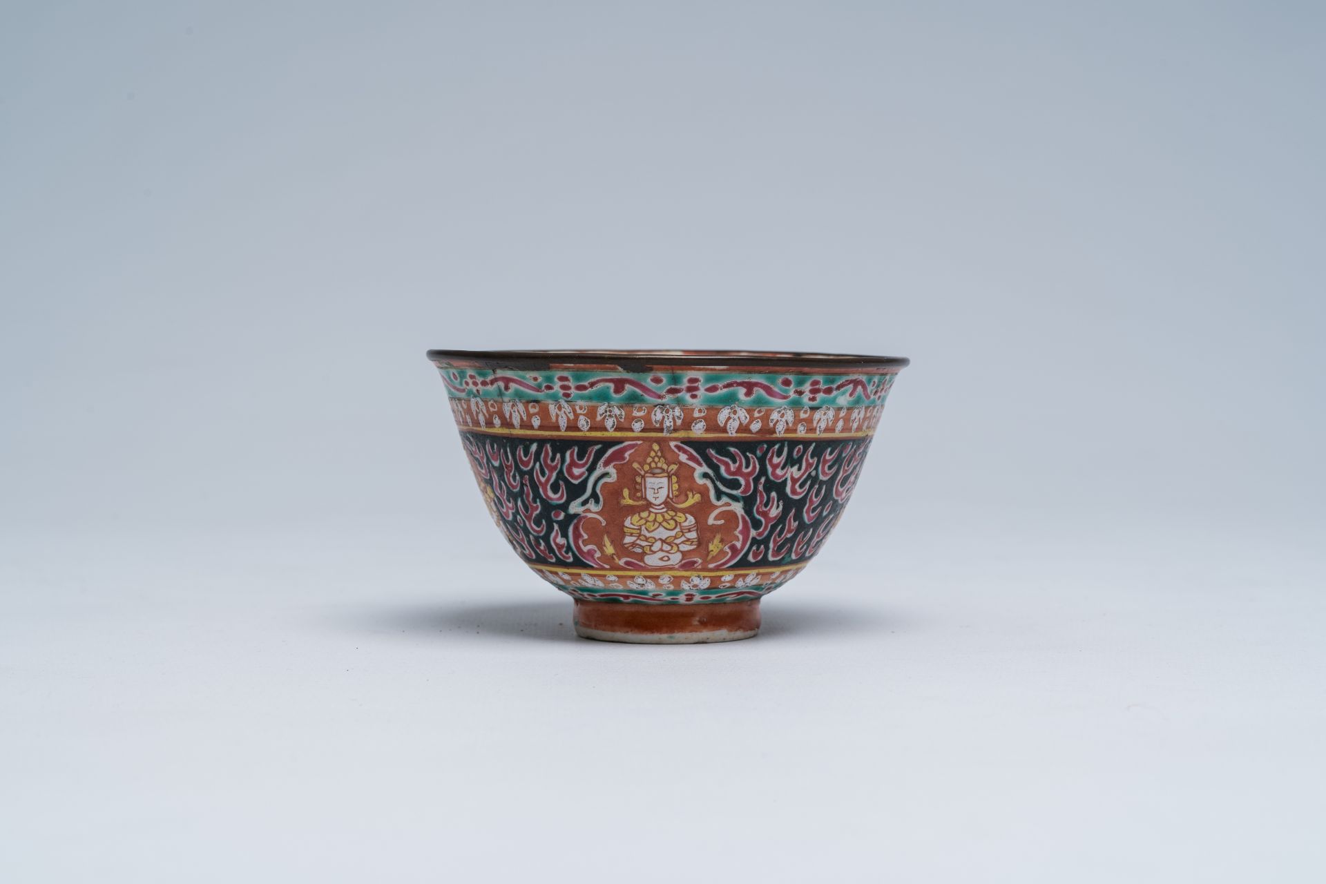 A Chinese Thai market Bencharong bowl, 19th C. - Bild 3 aus 18