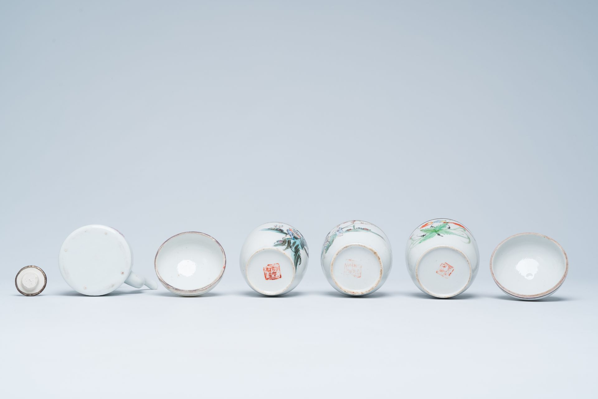 A varied collection of Chinese famille rose and qianjiang cai porcelain, 19th/20th C. - Image 13 of 35