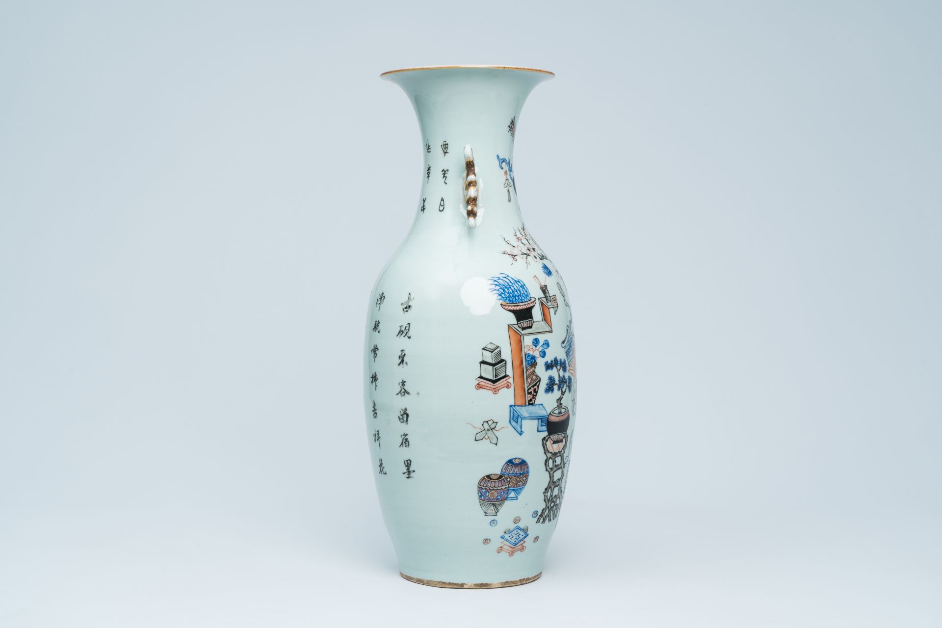 A Chinese doucai 'antiquities' vase, 19th/20th C. - Image 5 of 18