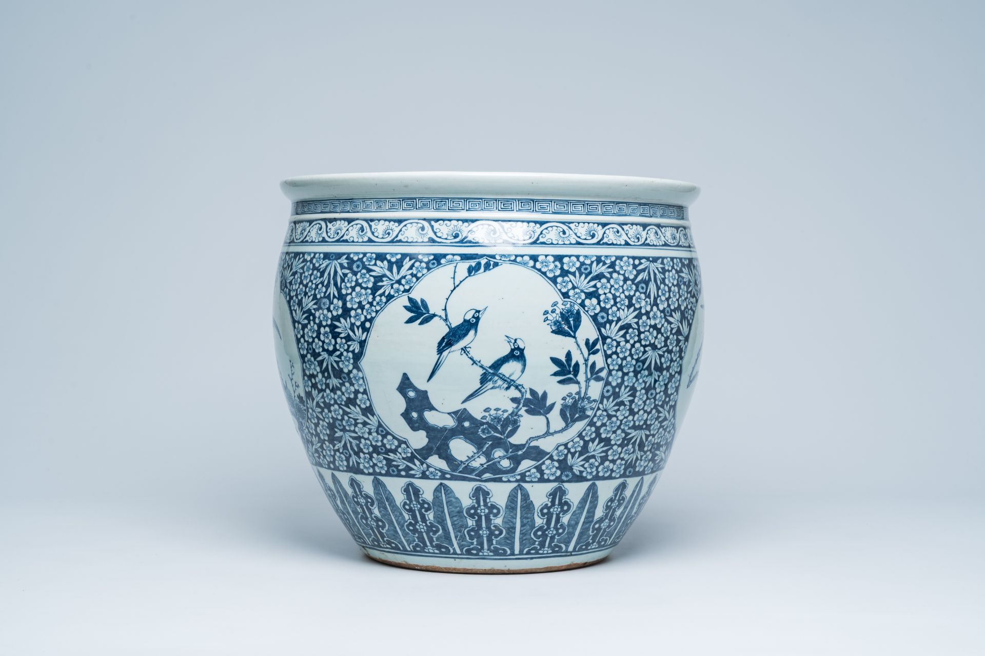 A Chinese blue and white fish bowl with bird medallions, 19th C. - Image 2 of 7