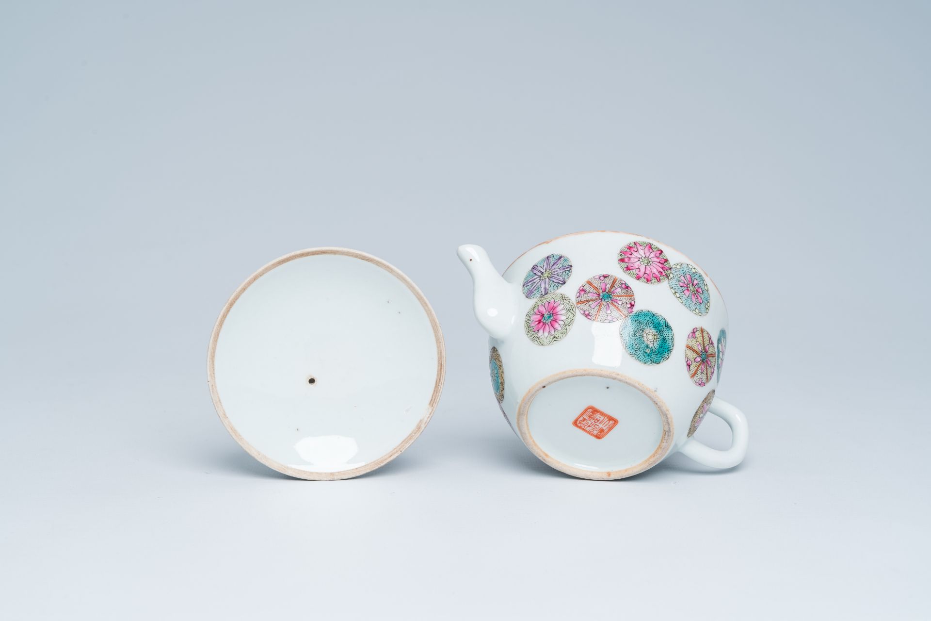 A Chinese famille rose teapot and cover with floral design, Tongzhi mark, 19th/20th C. - Bild 7 aus 16