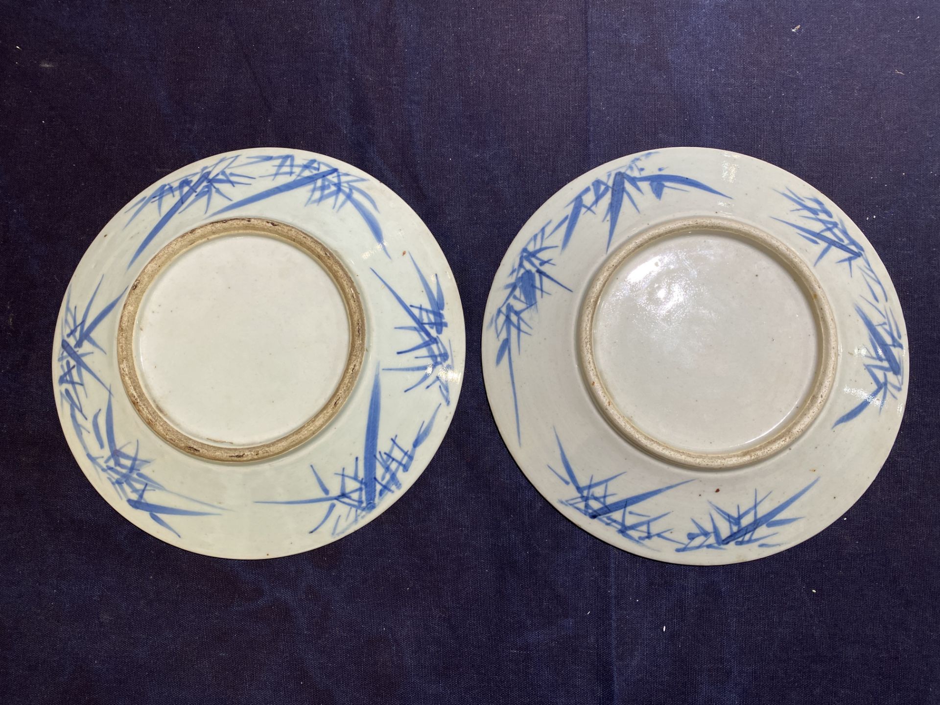 Two Chinese blue and white plates with figures in a landscape, 19th C. - Bild 6 aus 10
