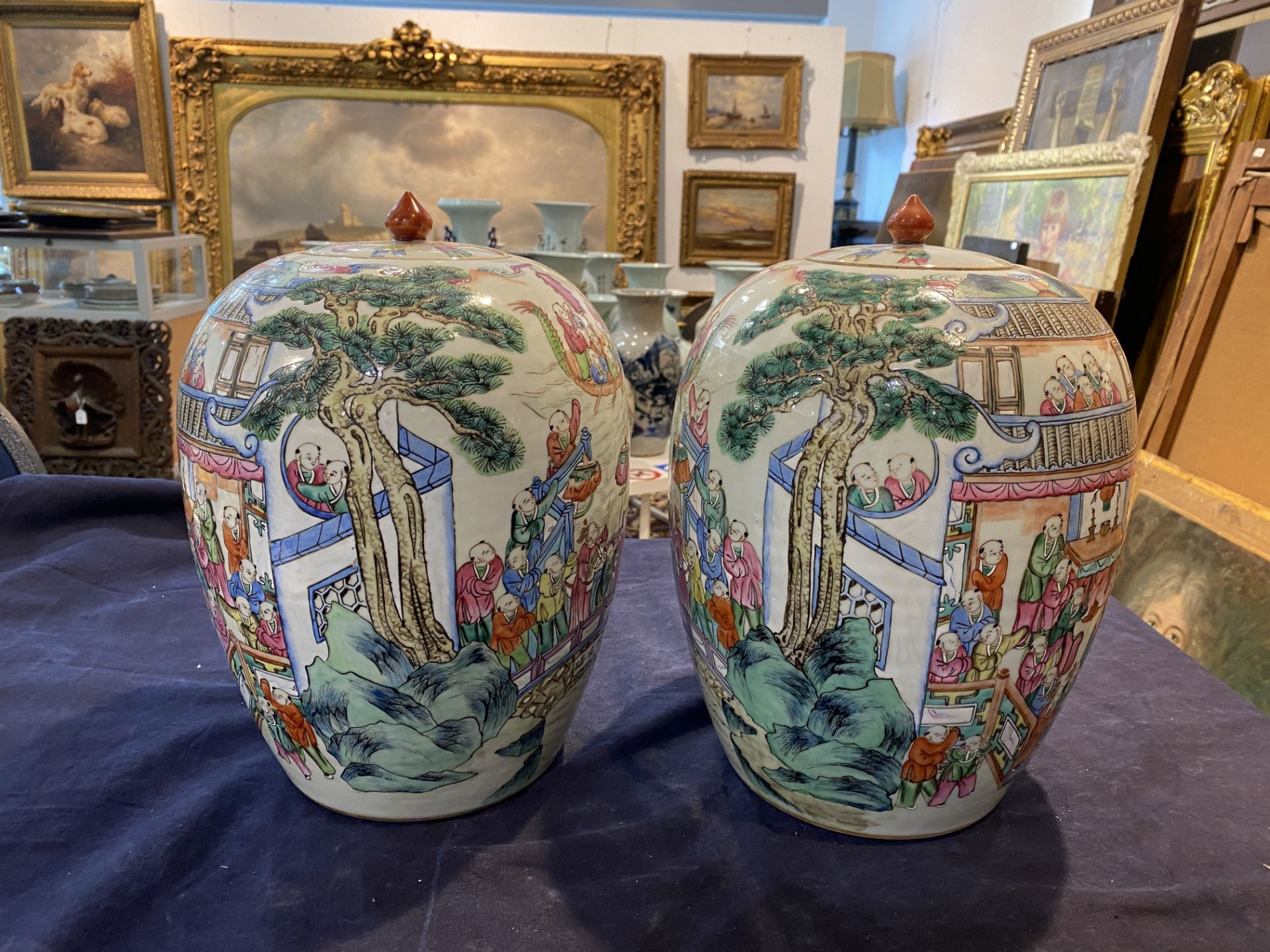 A pair of Chinese famille rose '100 boys' jars and covers, 19th C. - Bild 12 aus 20