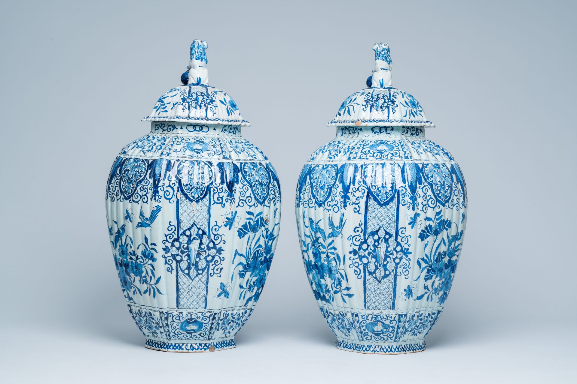 A pair of large Dutch Delft blue and white covered vases, 19th C. - Bild 4 aus 6