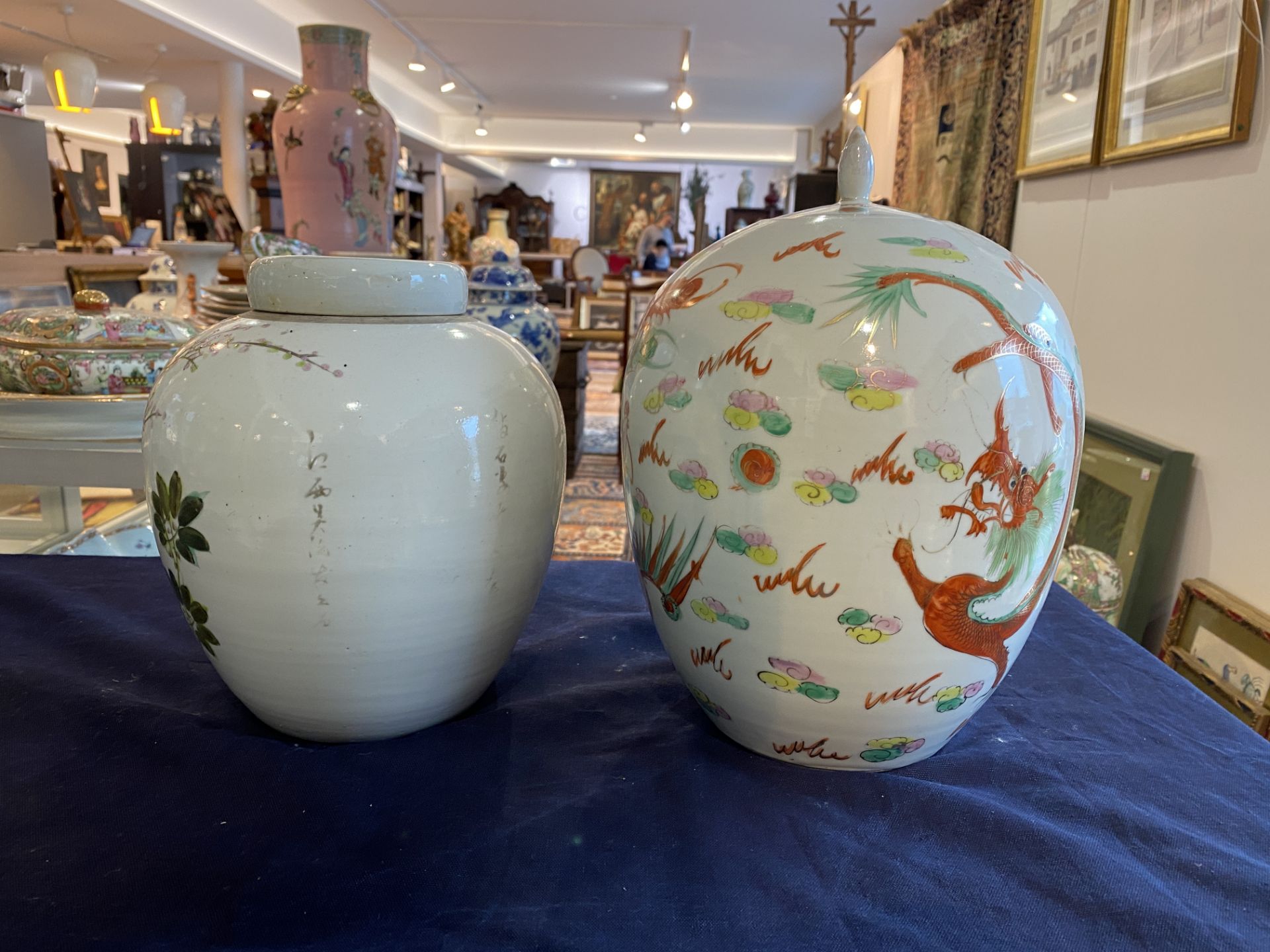 Four Chinese qianjiang cai and famille rose jars and covers with birds among blossoming branches, a - Bild 11 aus 27