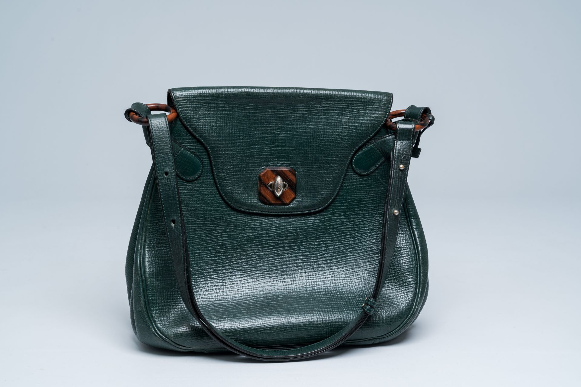 A Belgian green leather Delvaux shoulder bag with wood details, 20th C. - Image 8 of 12