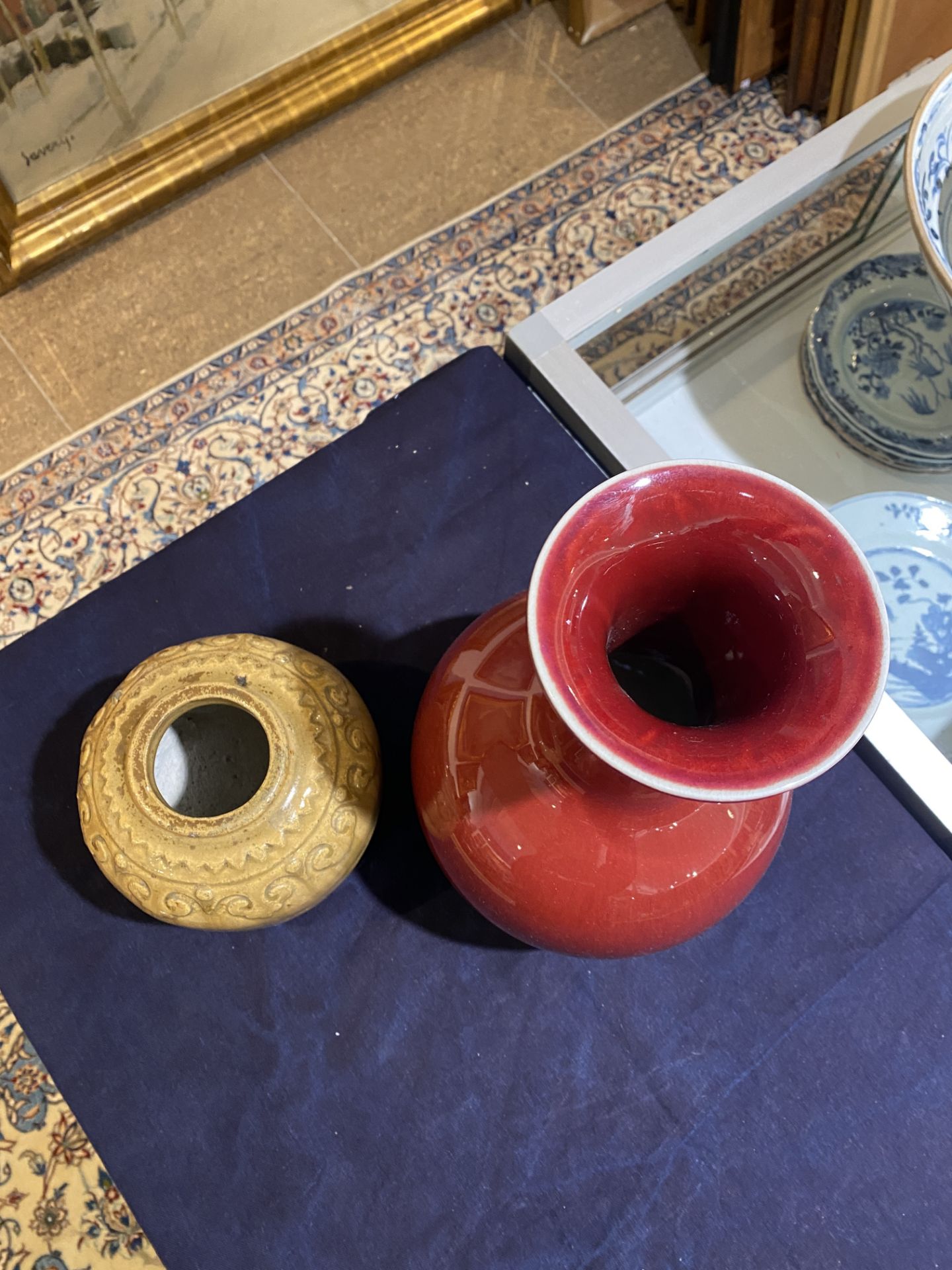 A varied collection of Chinese monochrome porcelain, comprising a jar, a vase, six bowls and two cup - Bild 21 aus 47