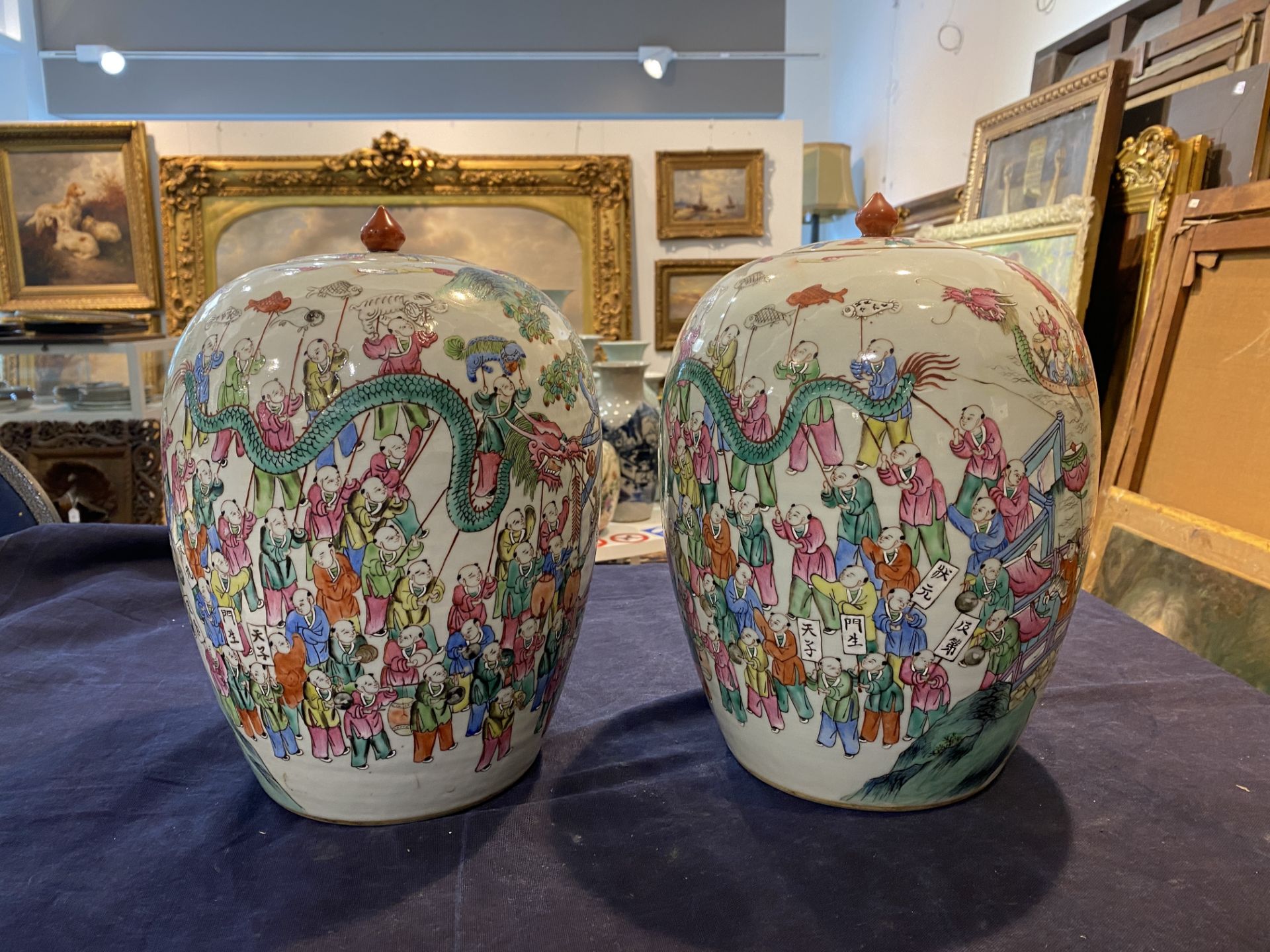 A pair of Chinese famille rose '100 boys' jars and covers, 19th C. - Image 10 of 20