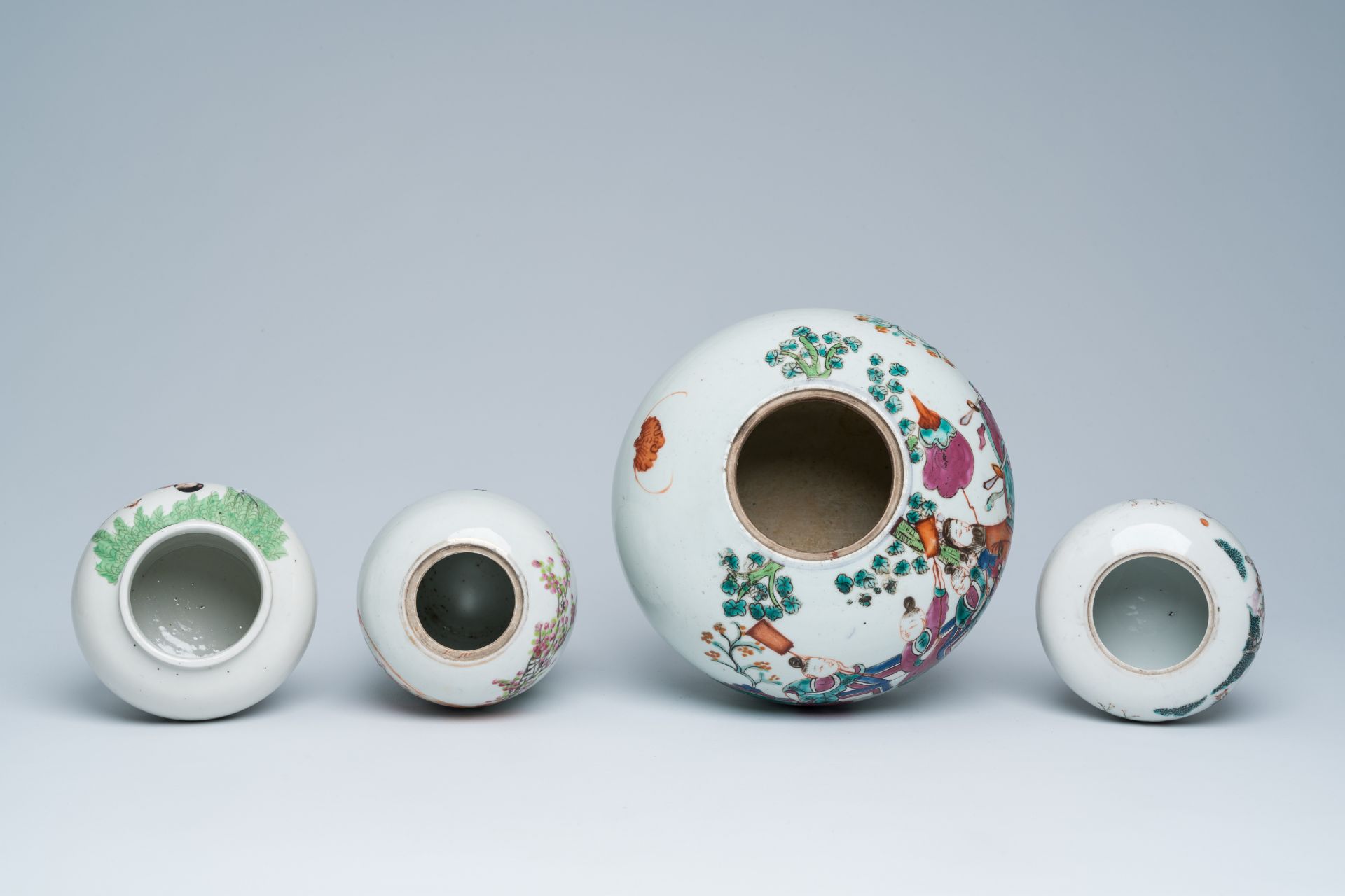 Four Chinese qianjiang cai and famille rose vases and jars and covers, 19th/20th C. - Bild 6 aus 29