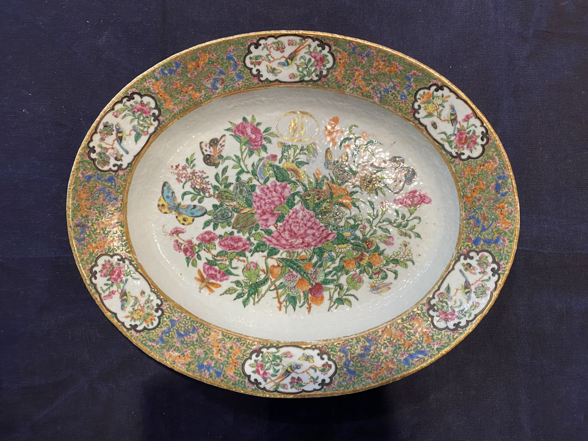 A varied collection of Chinese Canton famille rose porcelain with floral design and figures, 19th C. - Image 10 of 20