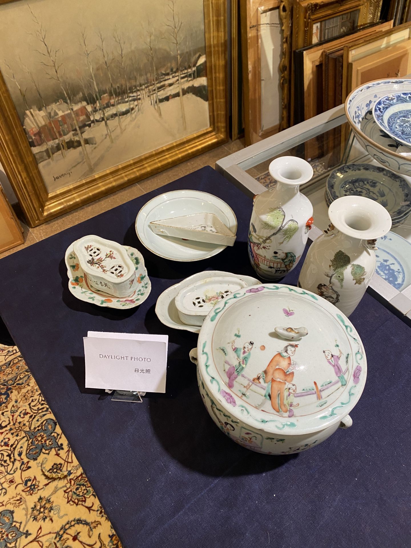 A varied collection of Chinese famille rose and qianjiang cai porcelain, 19th/20th C. - Image 12 of 30