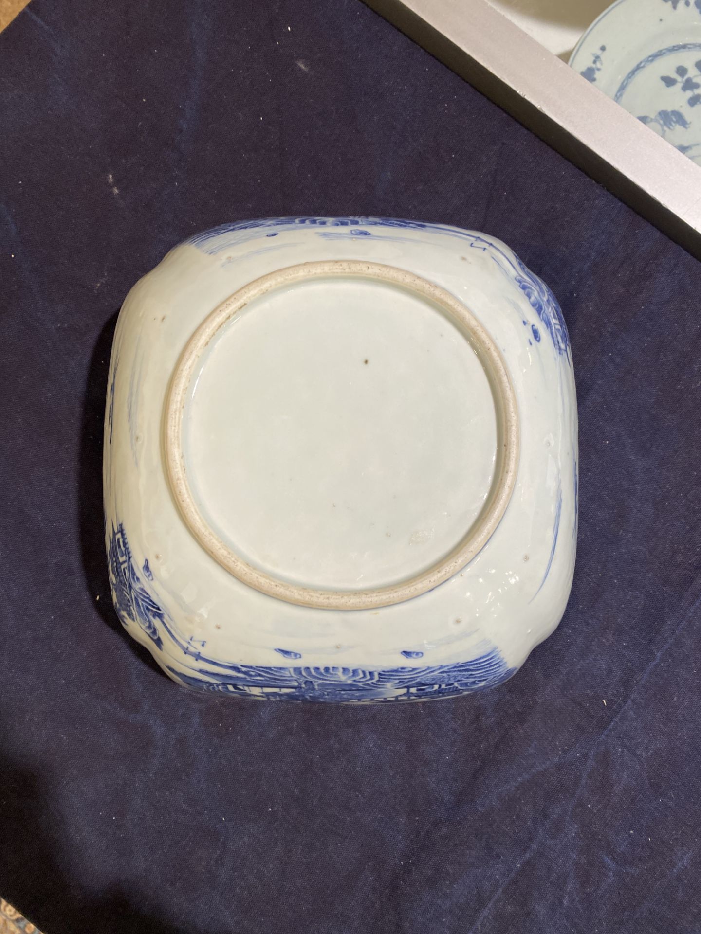 A Chinese blue and white salad bowl with an animated river landscape, 19th C. - Image 15 of 17