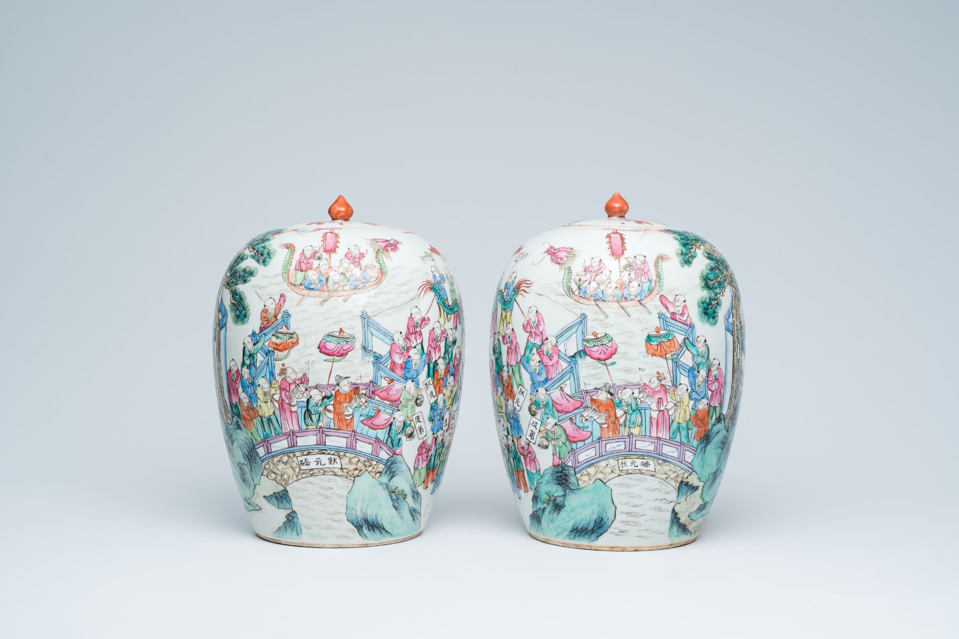 A pair of Chinese famille rose '100 boys' jars and covers, 19th C. - Image 5 of 20