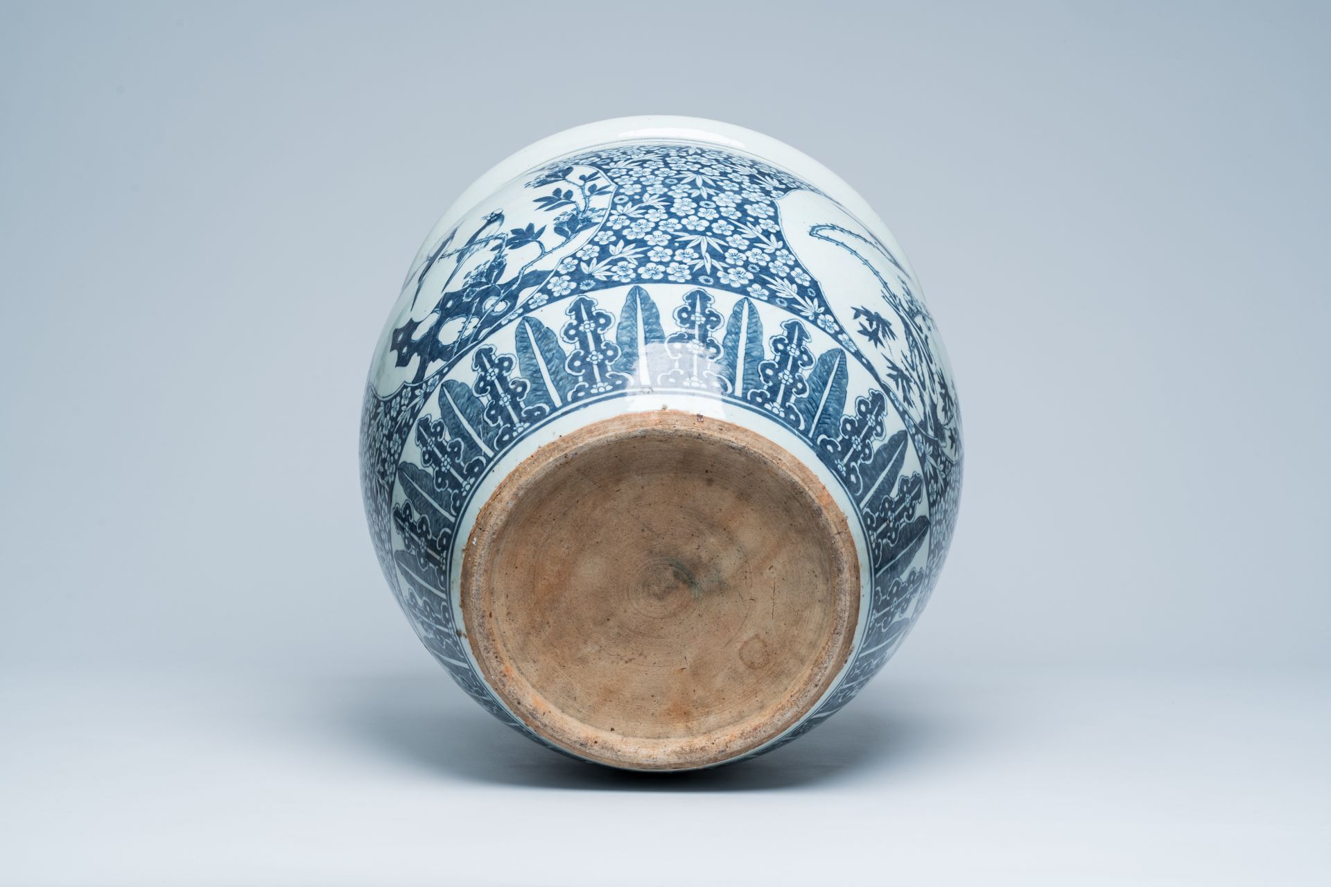 A Chinese blue and white fish bowl with bird medallions, 19th C. - Image 7 of 7