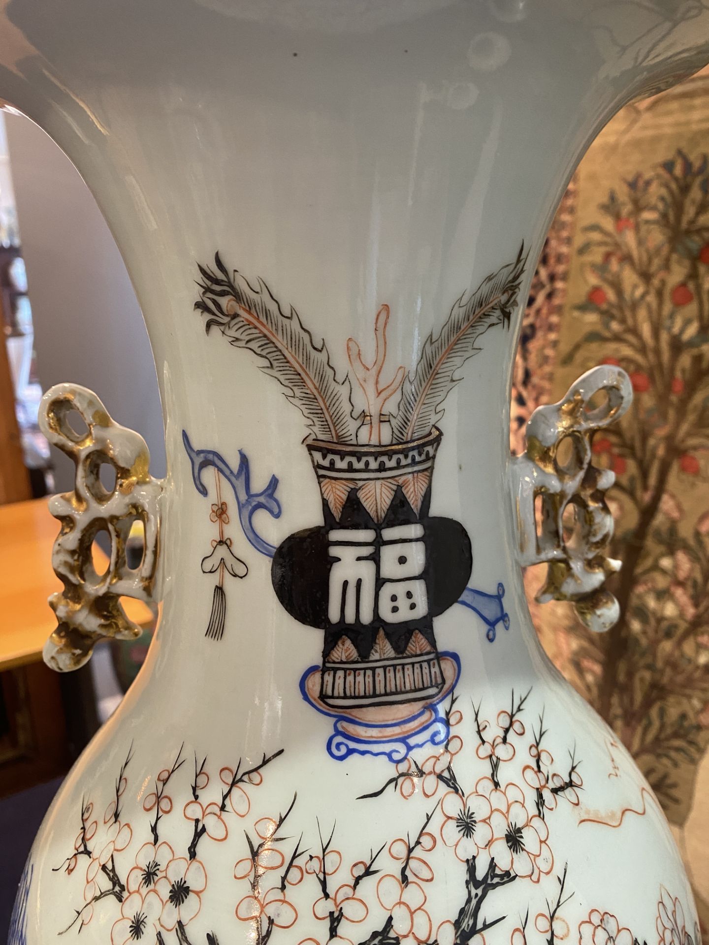 A Chinese doucai 'antiquities' vase, 19th/20th C. - Image 15 of 18