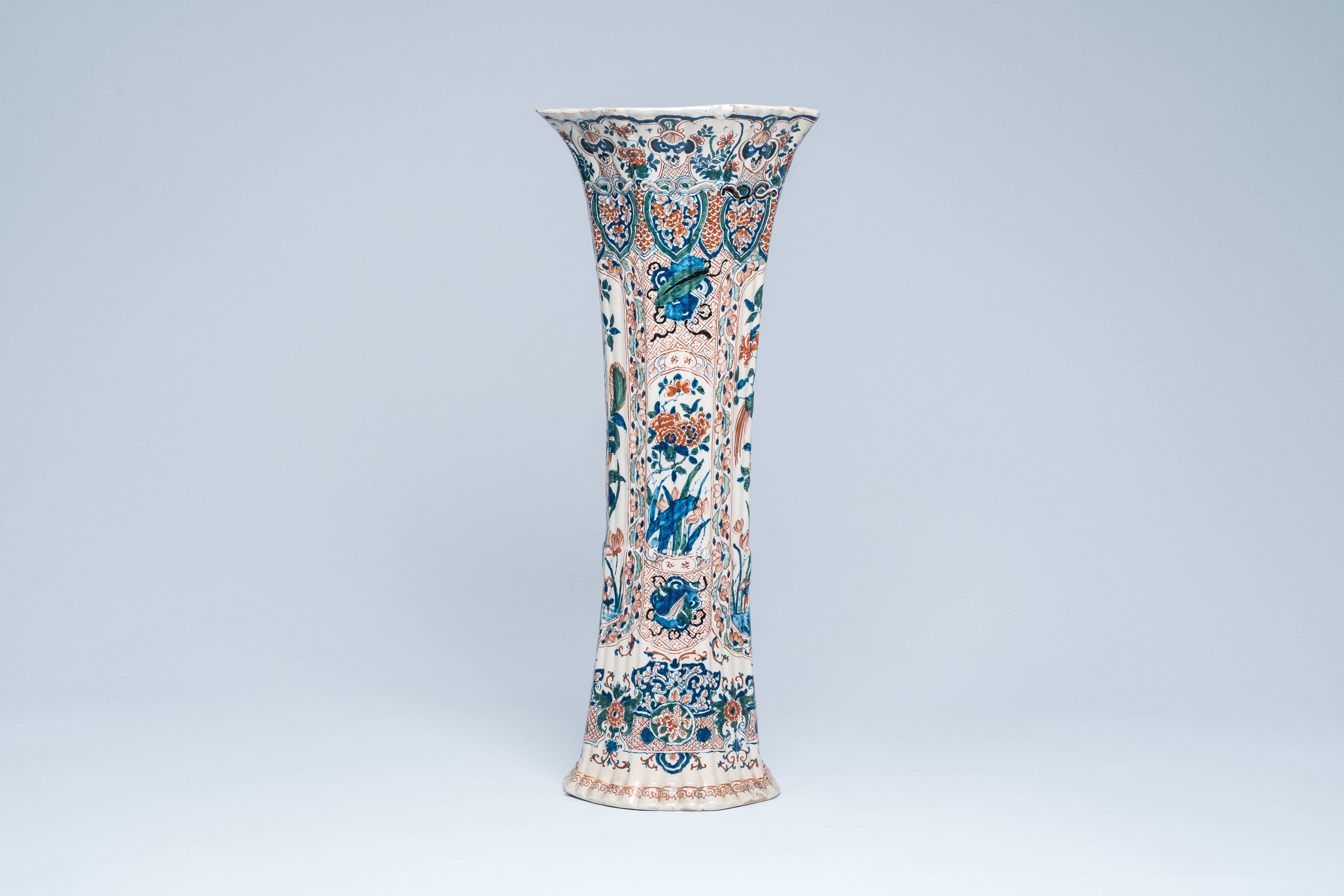 A large Dutch Delft cashmire palette vase with birds among blossoming branches, ca. 1700 - Image 4 of 6