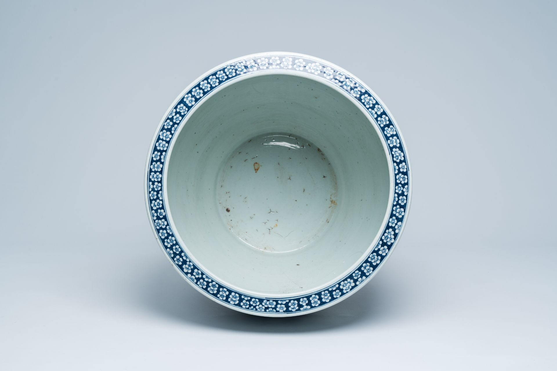 A Chinese blue and white fish bowl with bird medallions, 19th C. - Image 6 of 7