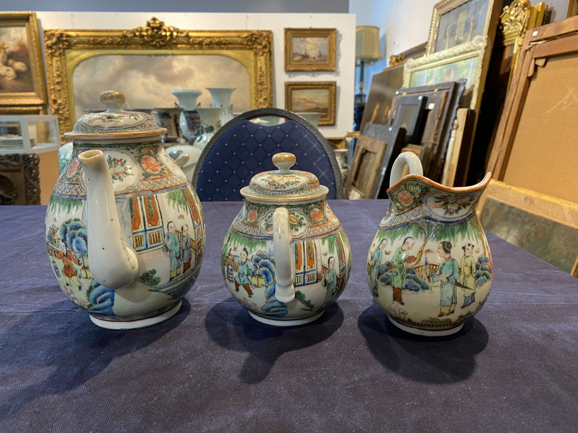Two Chinese Canton famille verte jugs, a sugar bowl and a plate, 19th C. - Bild 15 aus 19