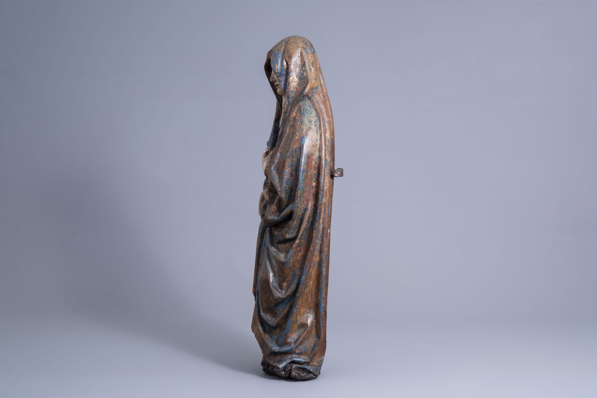 A carved and polychrome painted wooden figure of the mourning Virgin Mary, Brabant, most probably An - Bild 5 aus 7