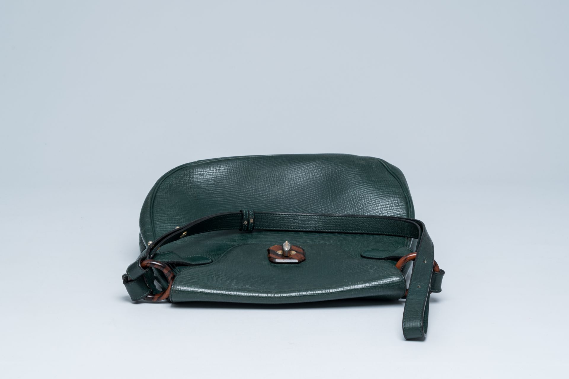 A Belgian green leather Delvaux shoulder bag with wood details, 20th C. - Image 6 of 12