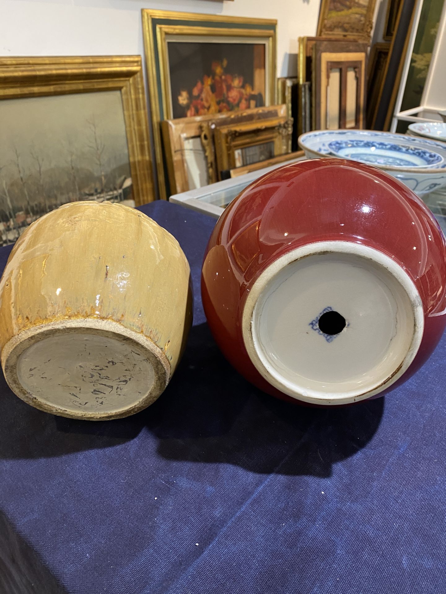 A varied collection of Chinese monochrome porcelain, comprising a jar, a vase, six bowls and two cup - Bild 22 aus 47