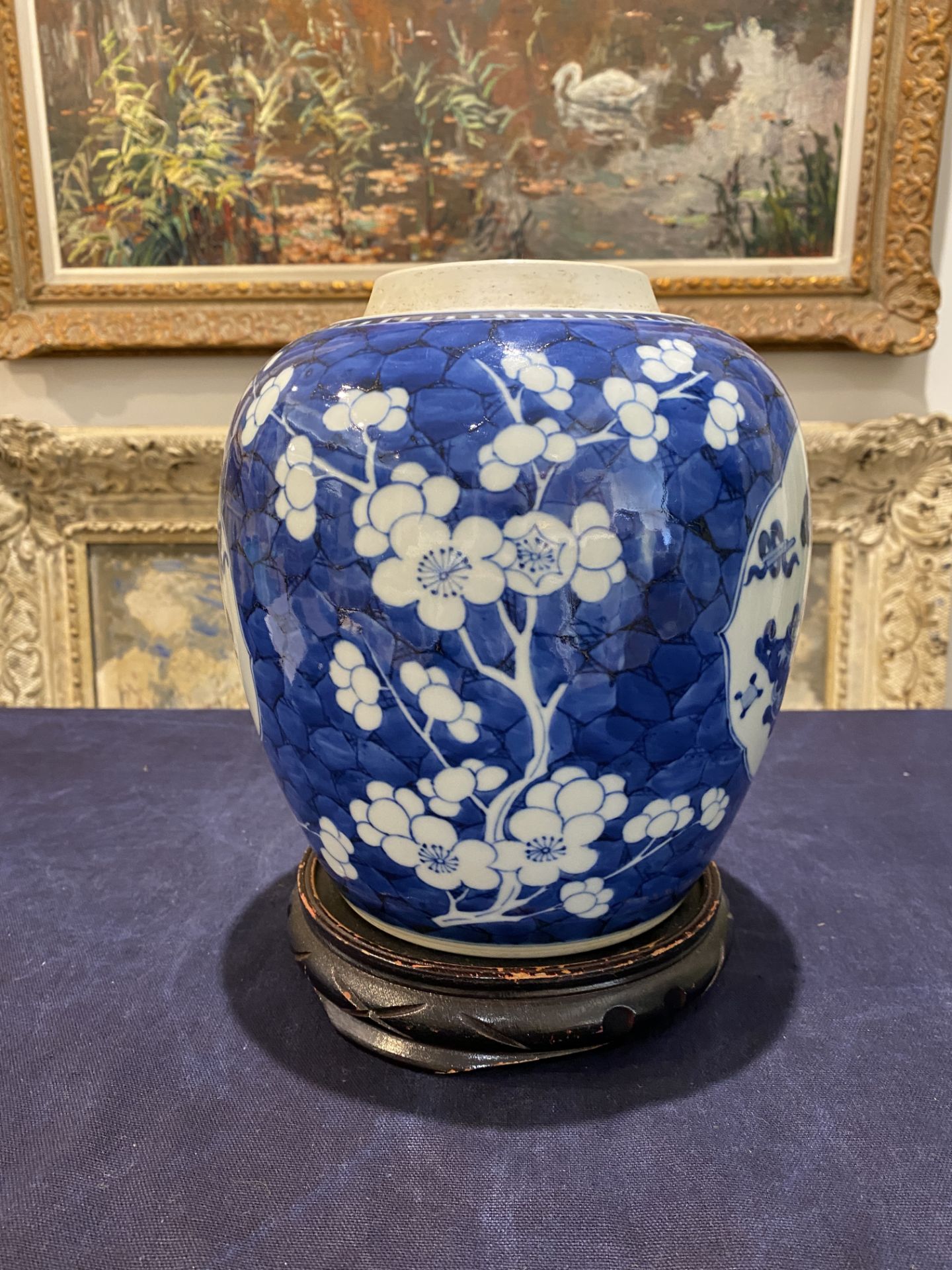 A Chinese blue and white prunus on cracked ice ground ginger jar with antiquities, 20th C. - Image 11 of 15