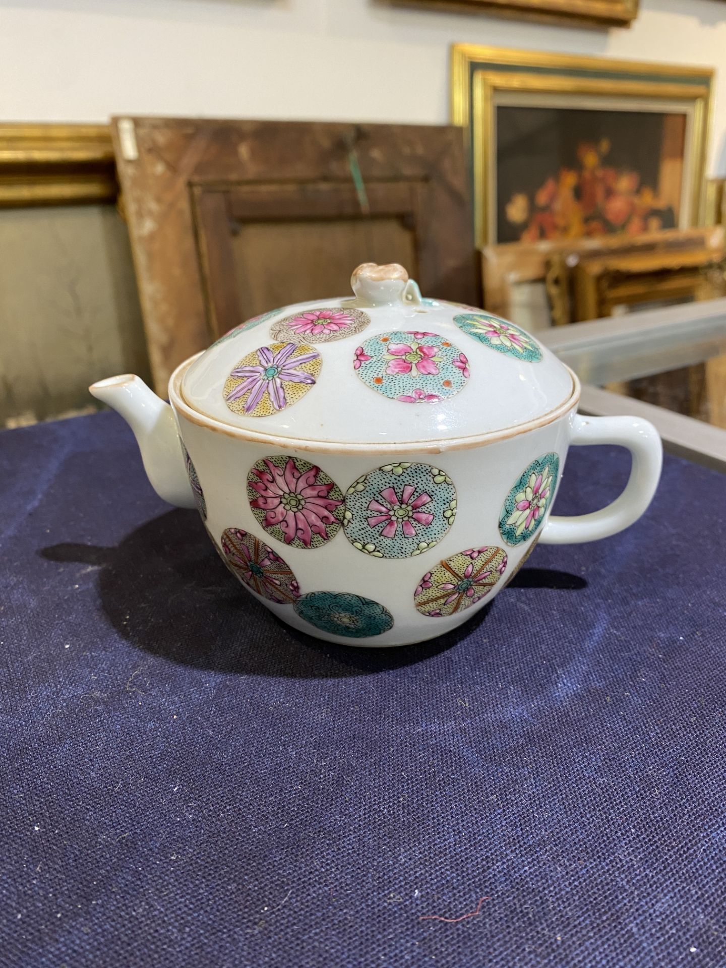 A Chinese famille rose teapot and cover with floral design, Tongzhi mark, 19th/20th C. - Bild 9 aus 16
