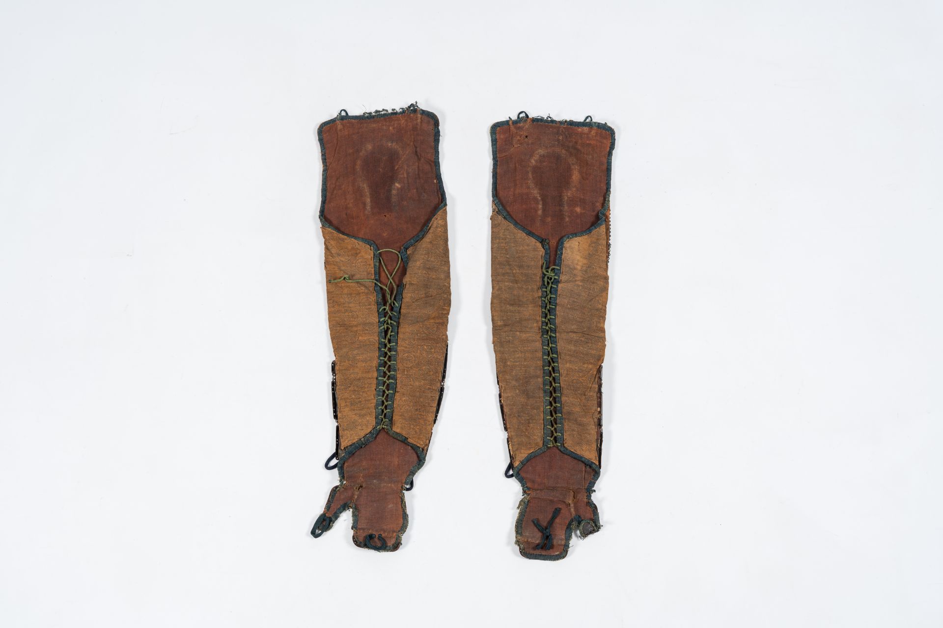 A pair of Japanese samurai suit arm pieces, Edo/Meiji, 19th/20th C. - Image 2 of 4