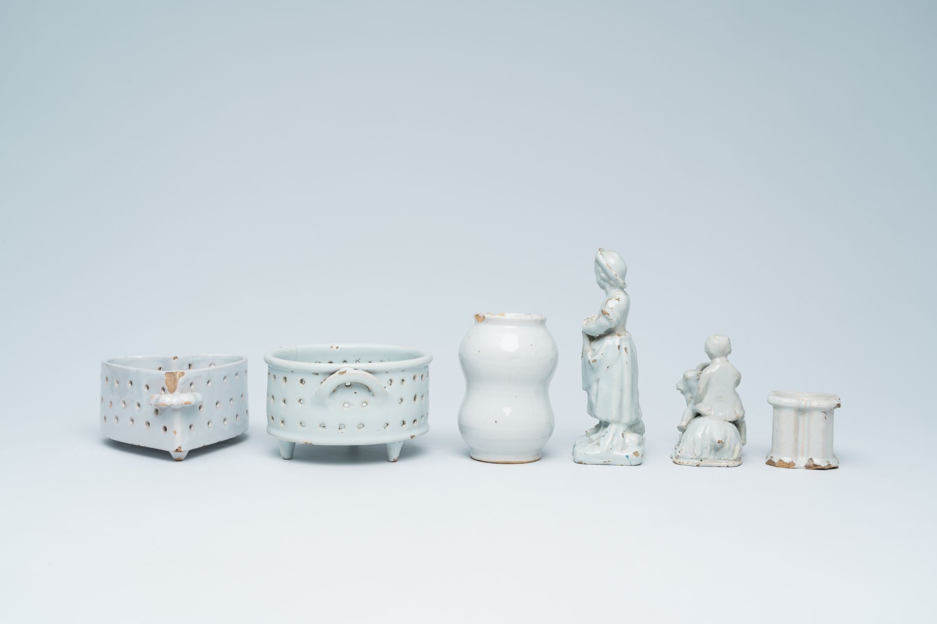Six monochrome white Delftware pieces, The Netherlands and France, 18th/19th C. - Image 5 of 7