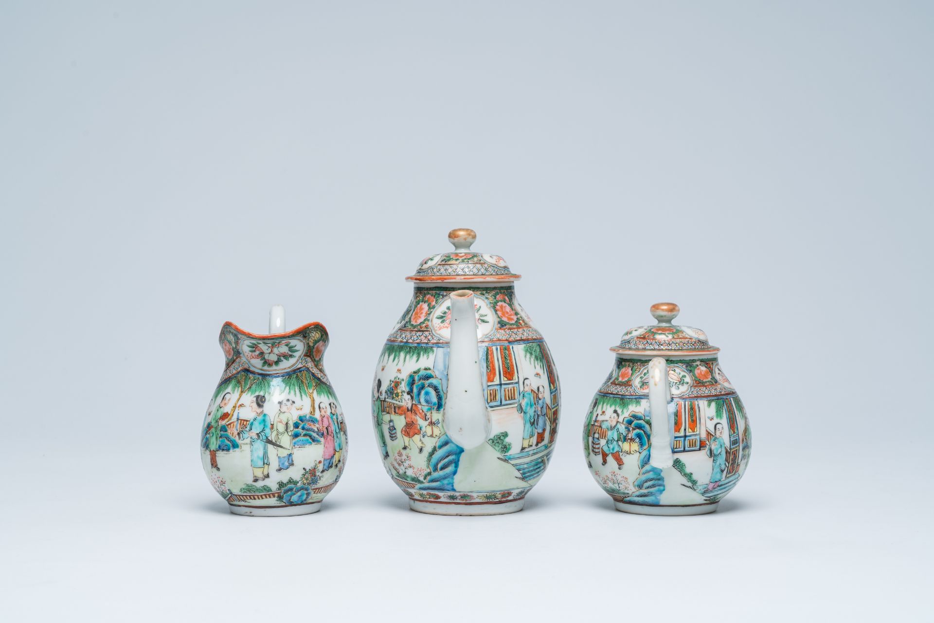 Two Chinese Canton famille verte jugs, a sugar bowl and a plate, 19th C. - Bild 7 aus 19