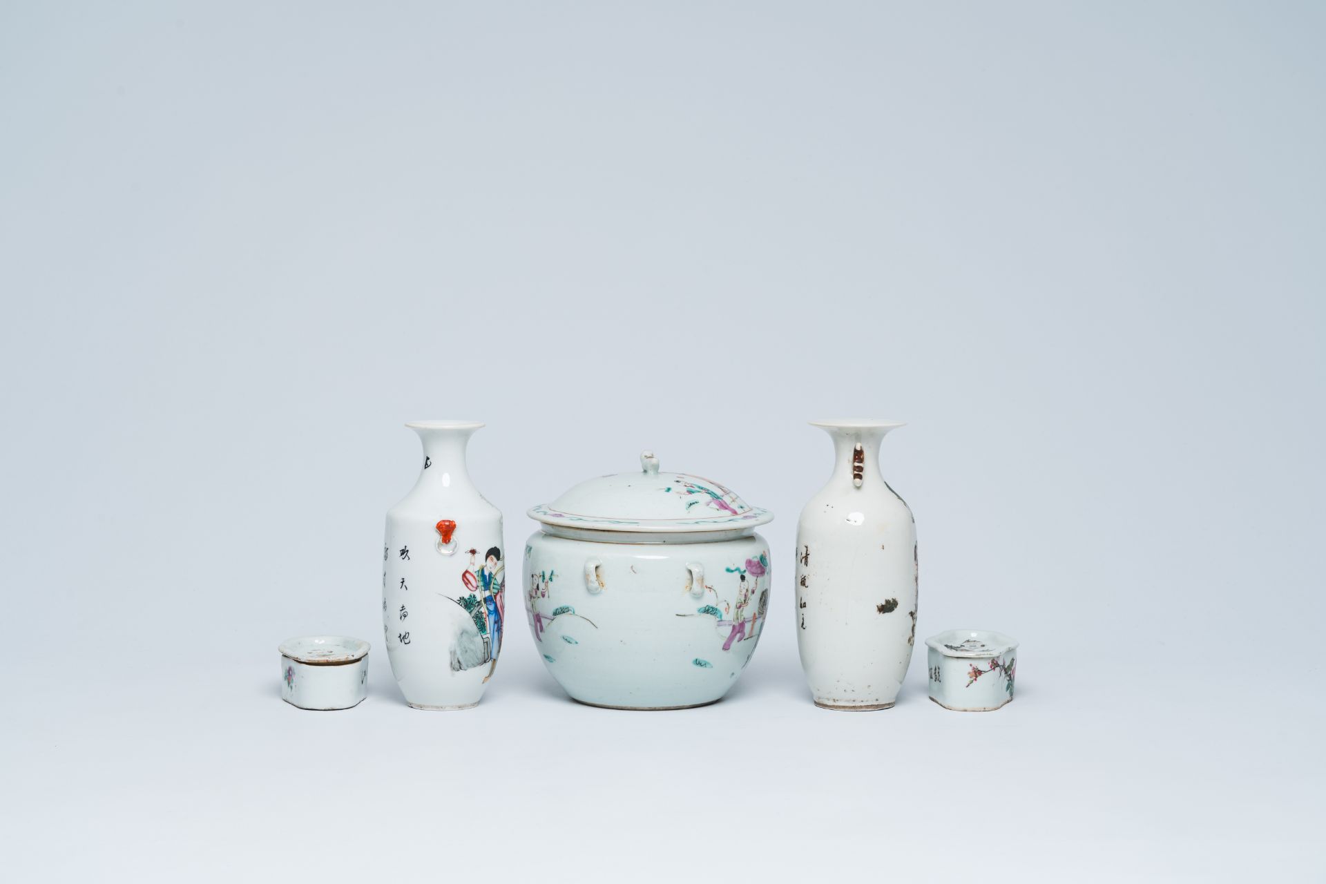 A varied collection of Chinese famille rose and qianjiang cai porcelain, 19th/20th C. - Image 6 of 30