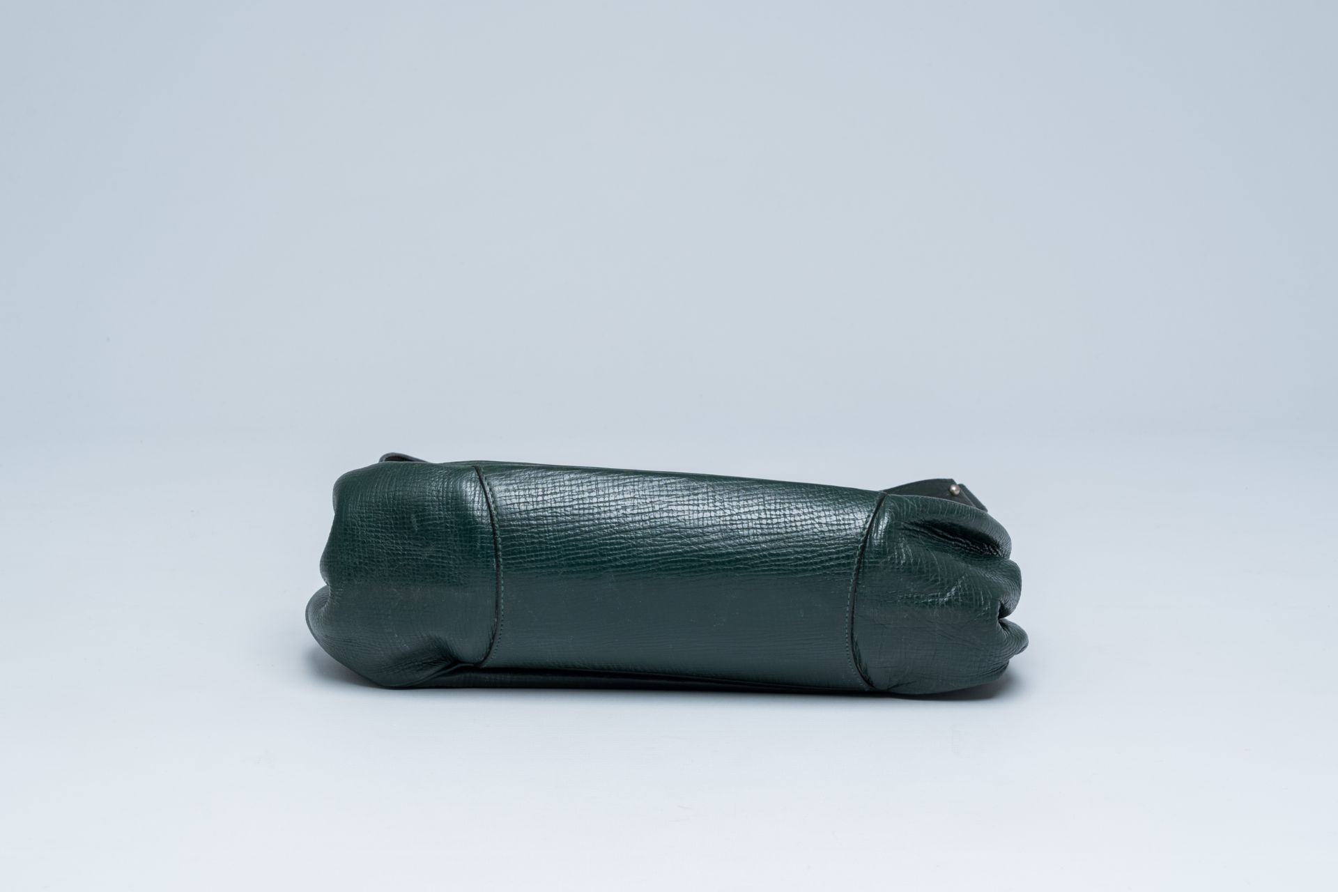 A Belgian green leather Delvaux shoulder bag with wood details, 20th C. - Image 7 of 12