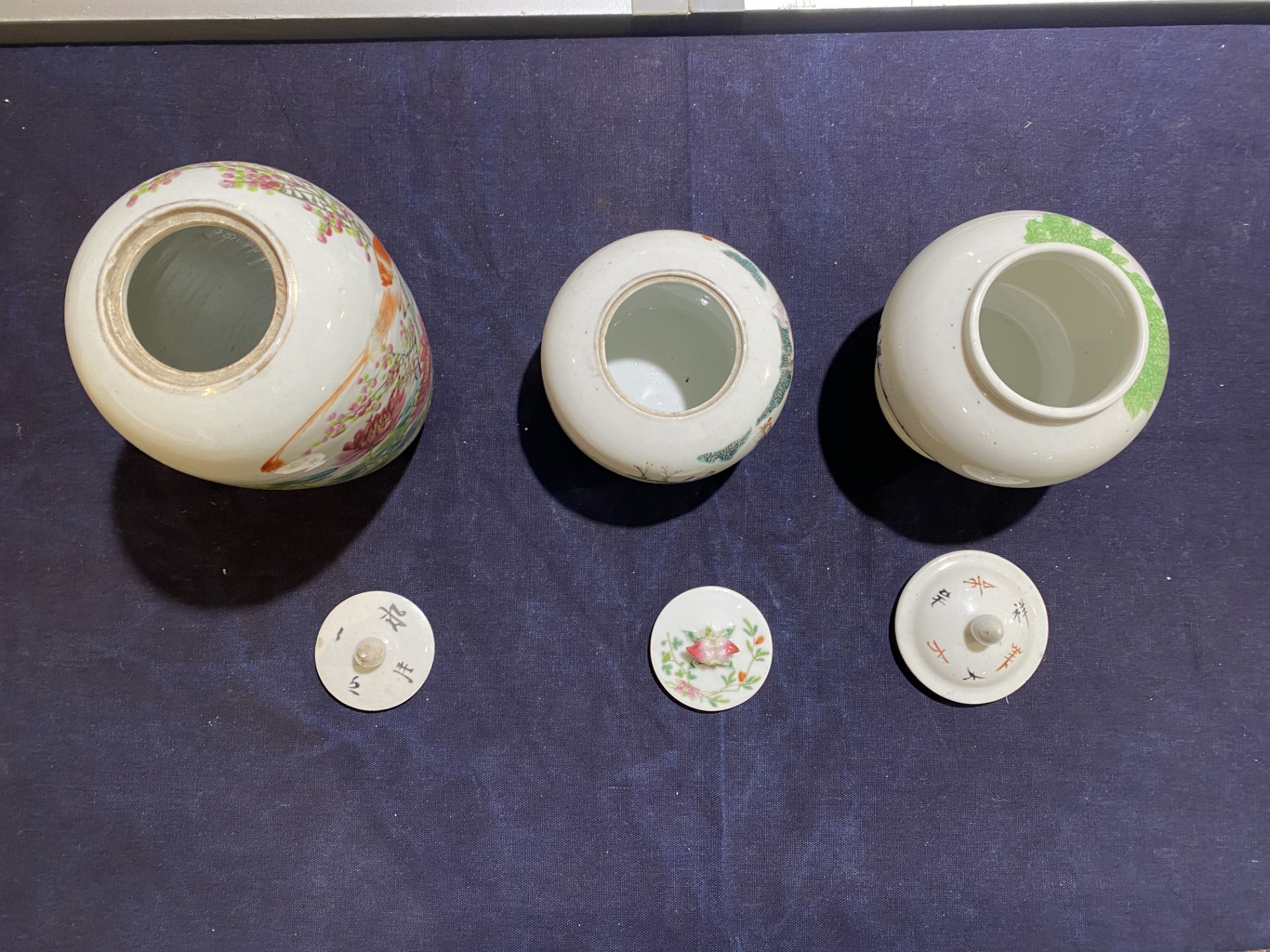 Four Chinese qianjiang cai and famille rose vases and jars and covers, 19th/20th C. - Bild 24 aus 29