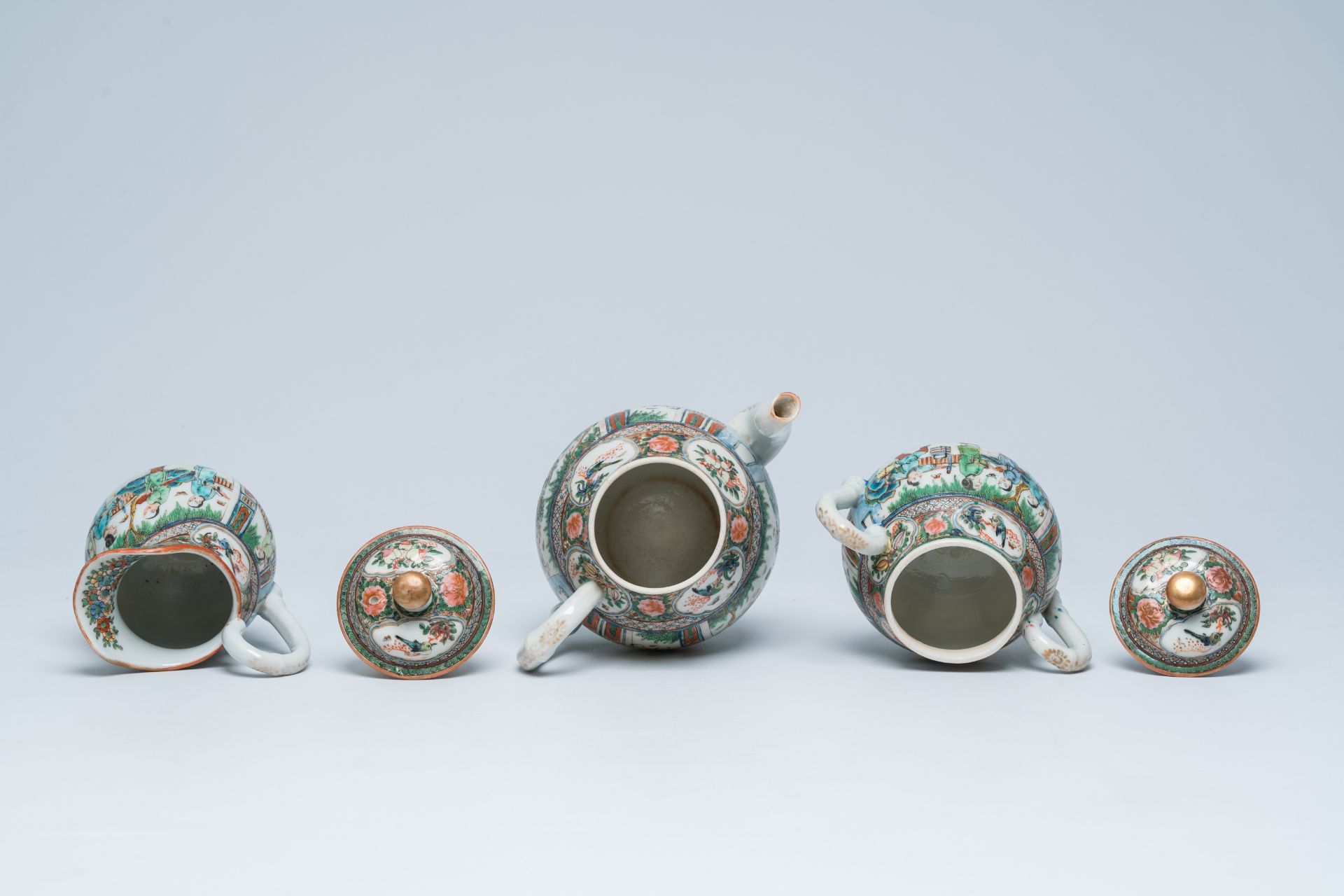 Two Chinese Canton famille verte jugs, a sugar bowl and a plate, 19th C. - Bild 8 aus 19