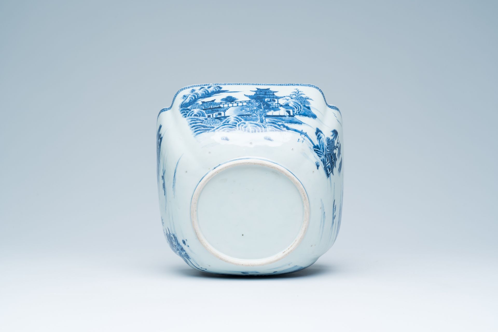 A Chinese blue and white salad bowl with an animated river landscape, 19th C. - Image 8 of 17