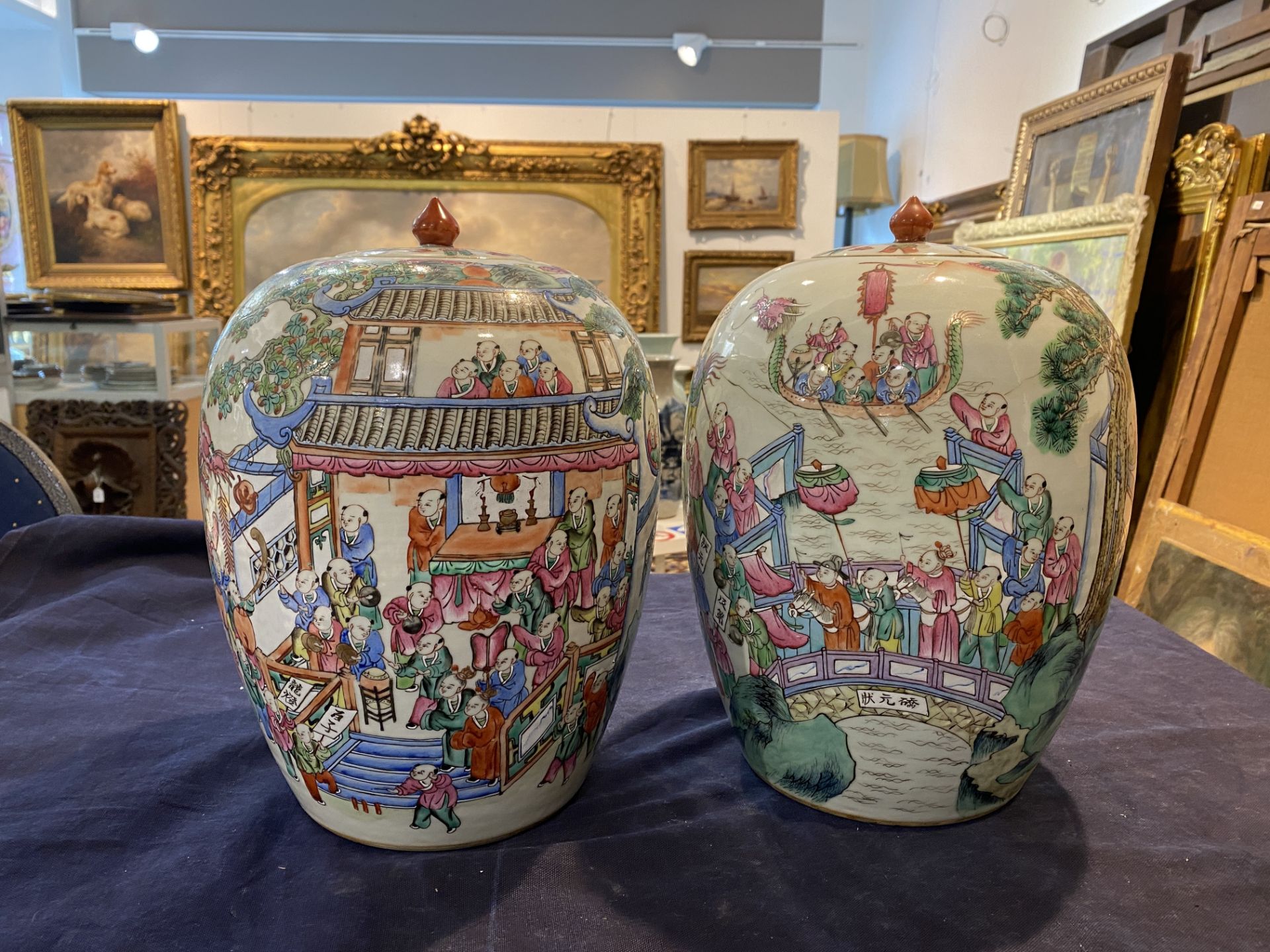 A pair of Chinese famille rose '100 boys' jars and covers, 19th C. - Image 11 of 20