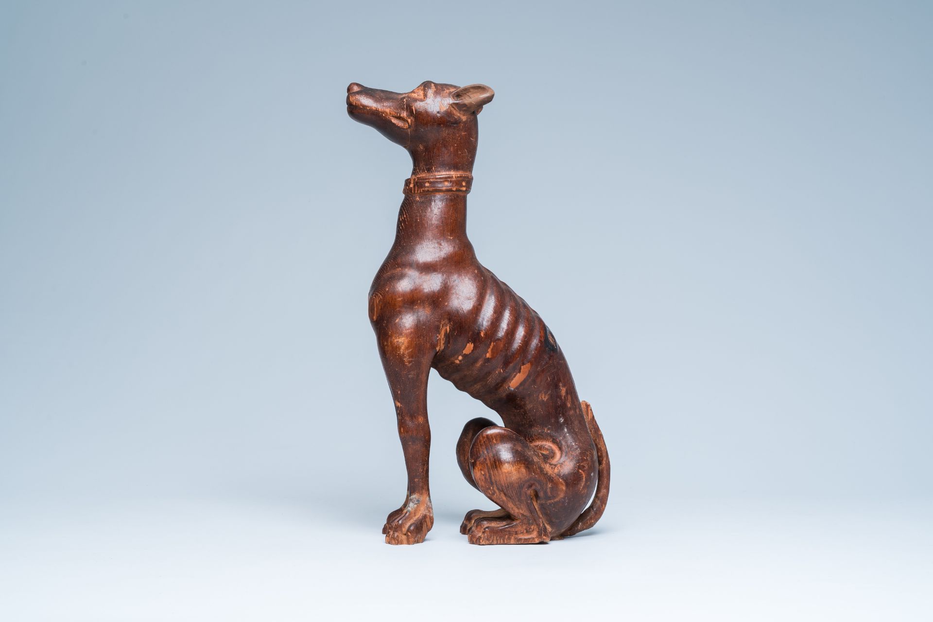 A carved and patinated wood model of a greyhound, 19th/20th C. - Image 2 of 7