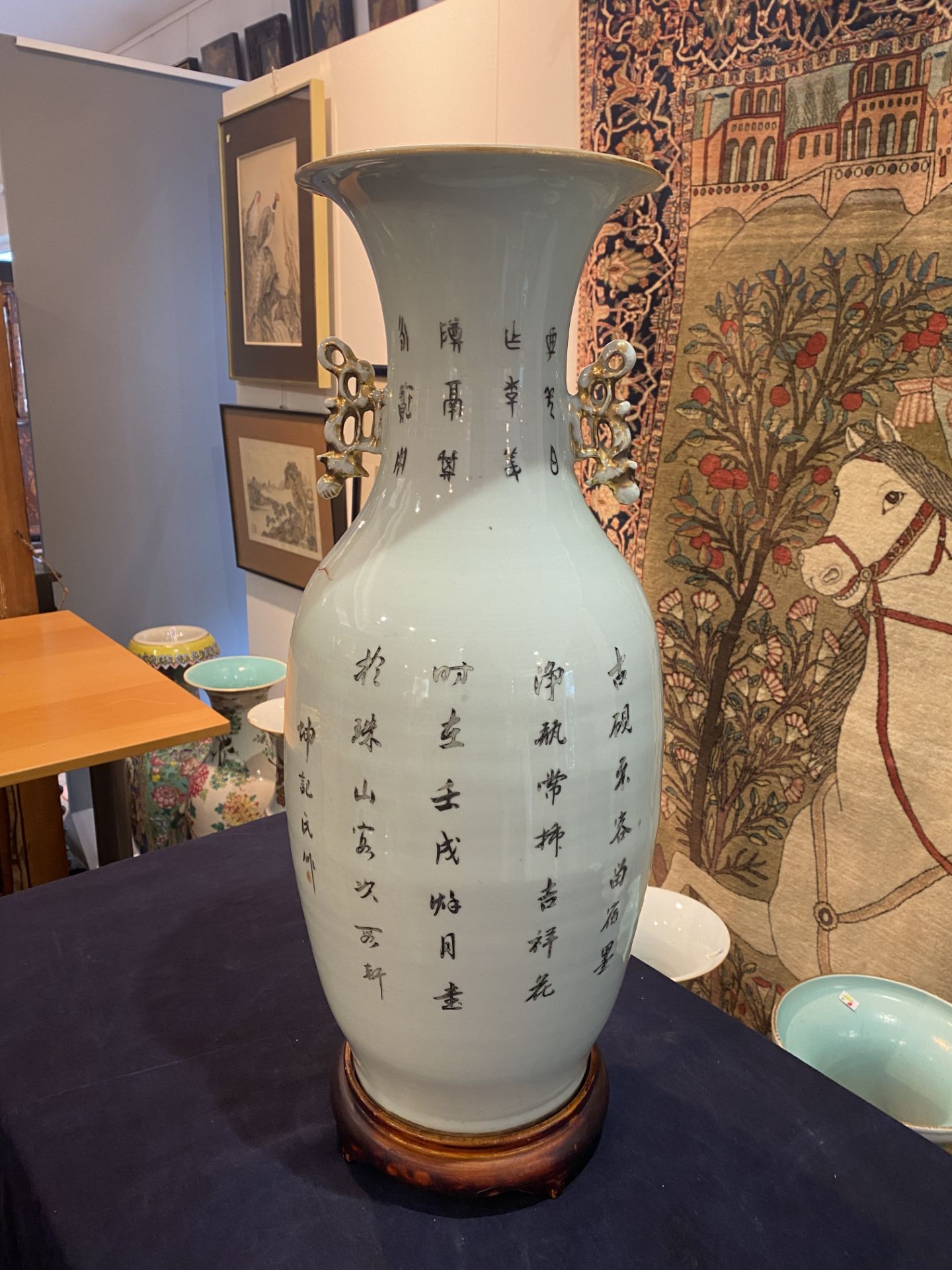 A Chinese doucai 'antiquities' vase, 19th/20th C. - Image 11 of 18