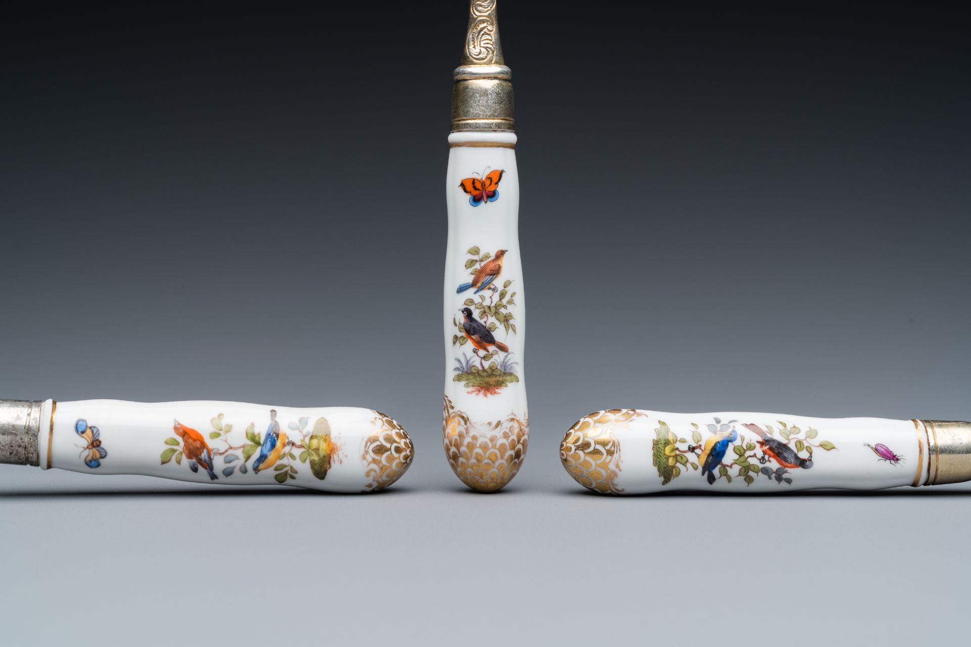 Three polychrome and gilt Meissen porcelain fork, knife and spoon handles with birds and butterflies - Bild 4 aus 7